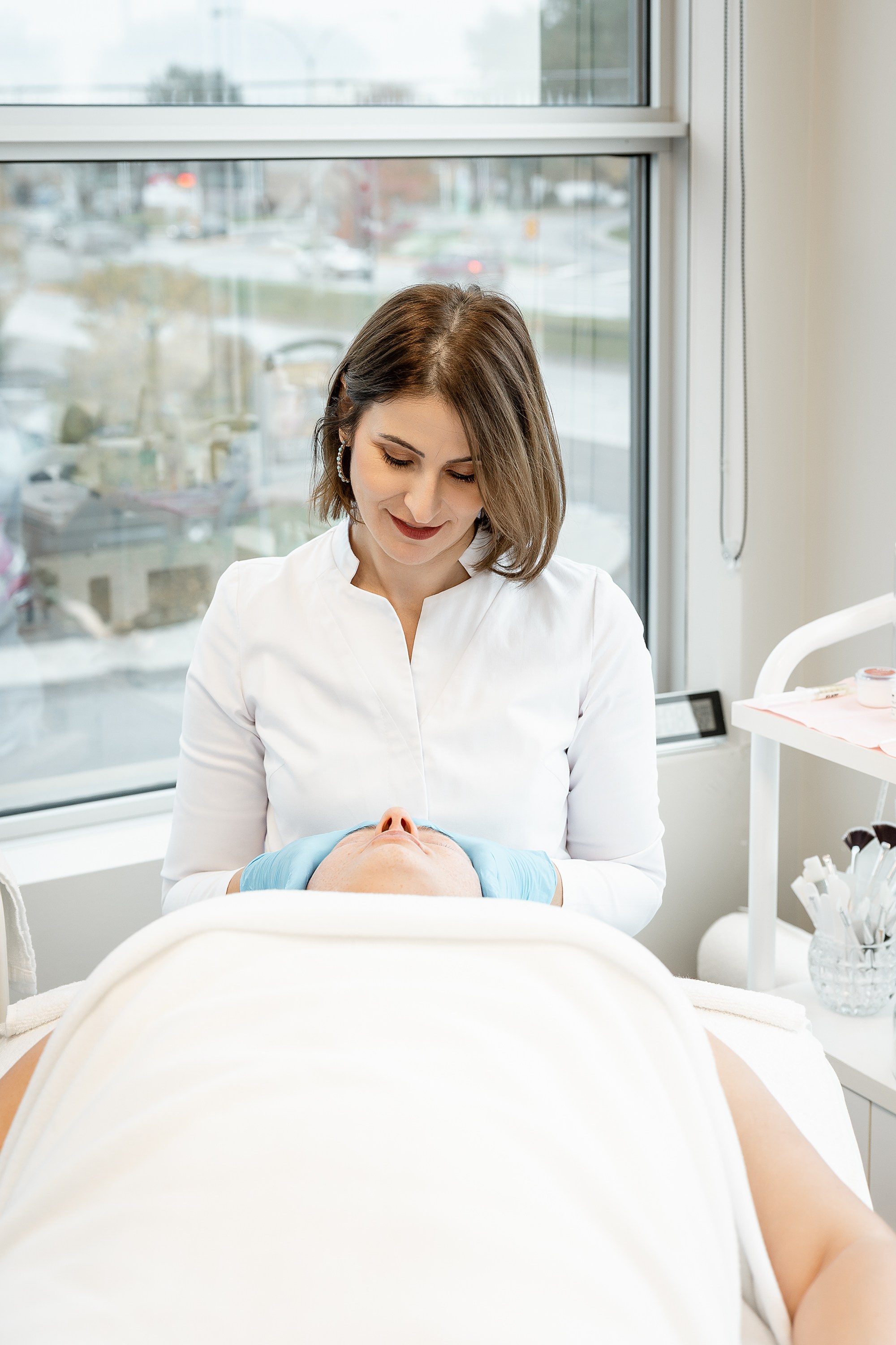 Violeta Sili, Esthéticienne/Beautician. Je suis photographe portraitiste et je réalise des portraits à toutes les étapes de votre vie! Bienvenue dans mon studio à Westmount, Qc