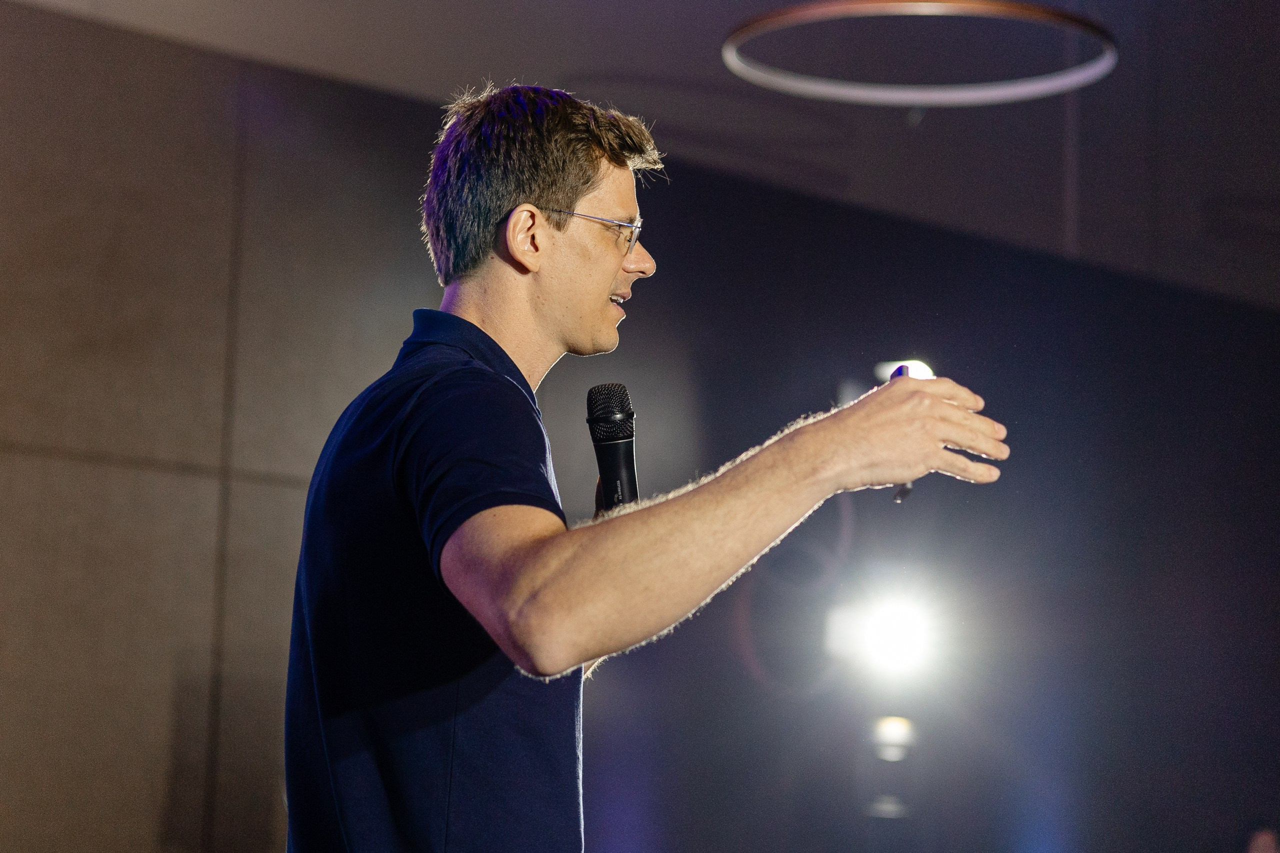 Fotografia de evento corporativo Triveni Day com César Cielo em Itajaí