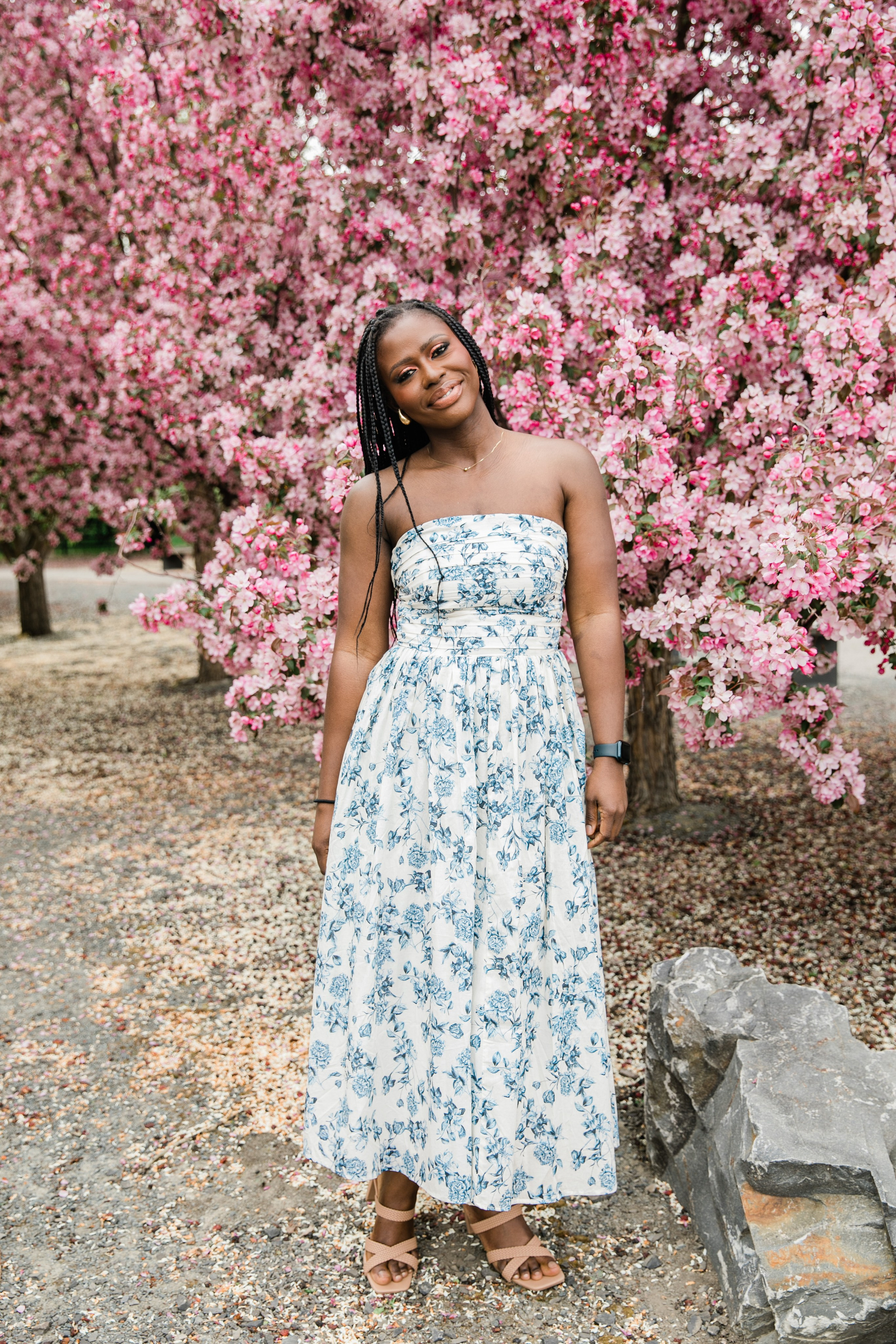 Ester — Cherry Blossom Family Photos. Fotografía accesible en Calgary