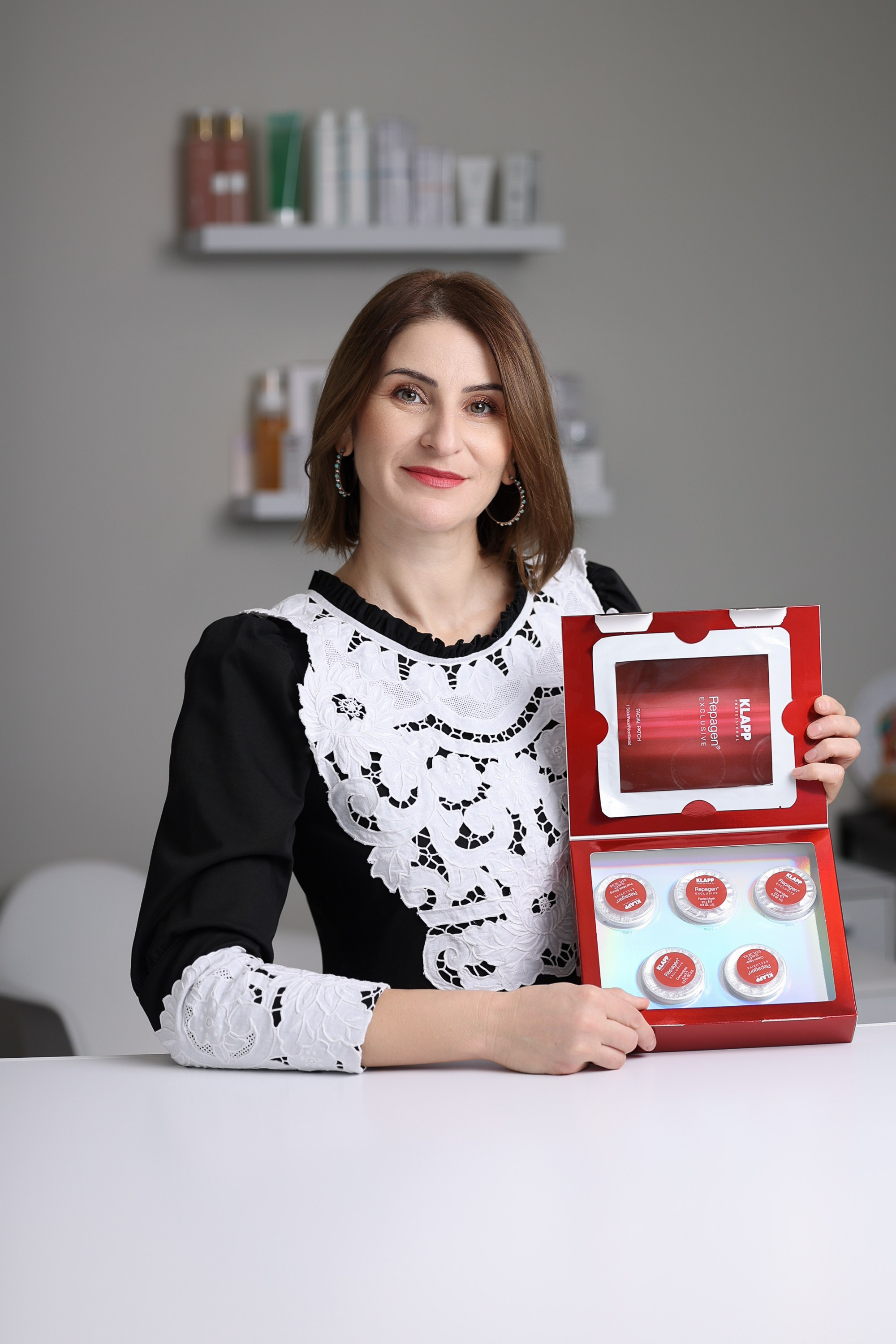 Violeta Sili, Esthéticienne/Beautician. Je suis photographe portraitiste et je réalise des portraits à toutes les étapes de votre vie! Bienvenue dans mon studio à Westmount, Qc