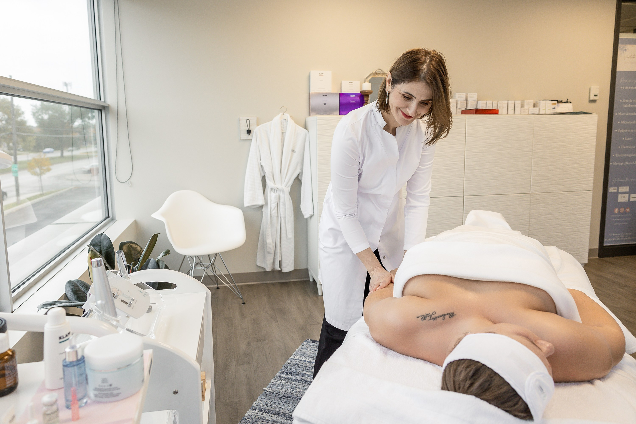 Violeta Sili, Esthéticienne/Beautician. Je suis photographe portraitiste et je réalise des portraits à toutes les étapes de votre vie! Bienvenue dans mon studio à Westmount, Qc