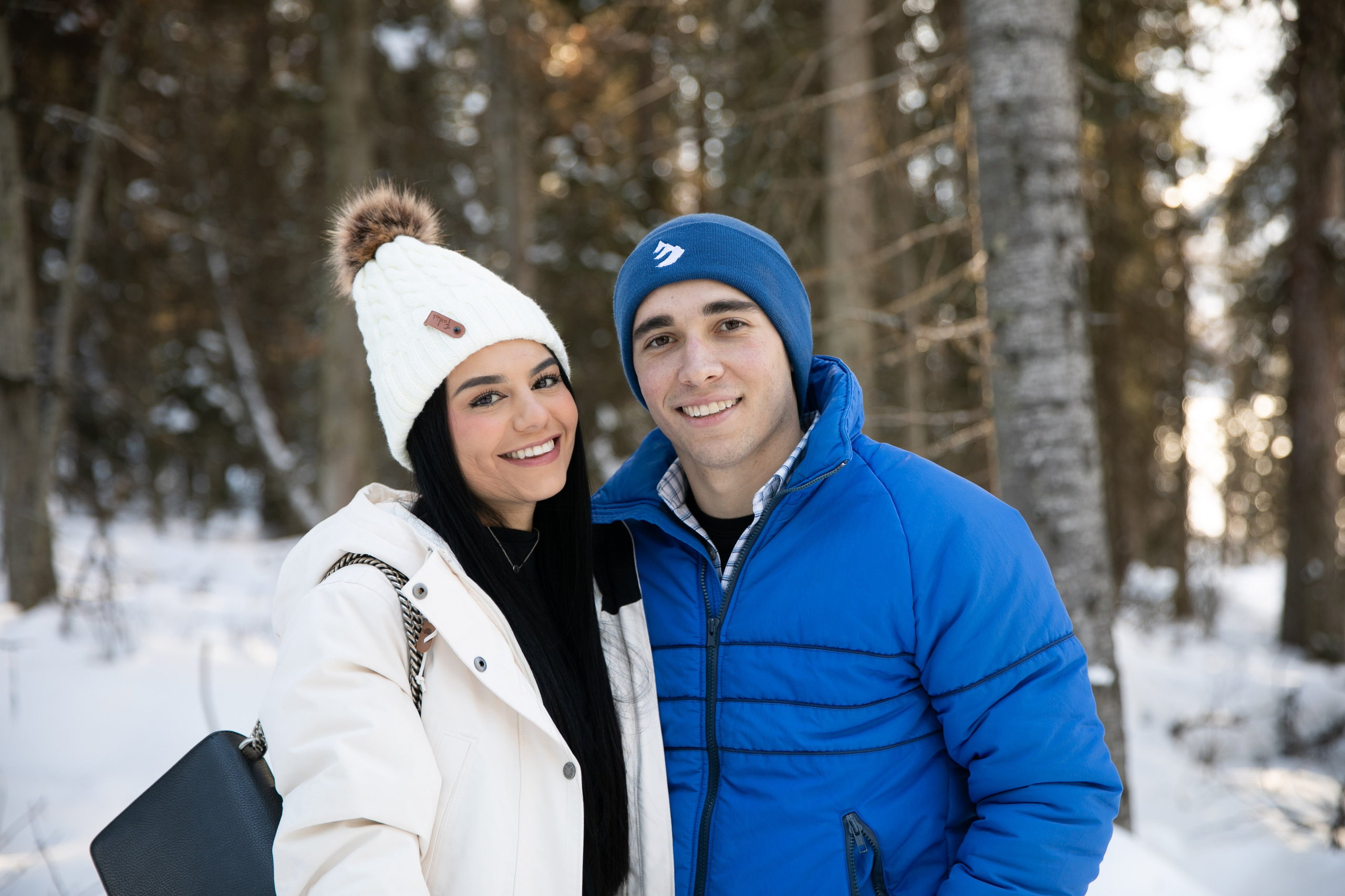 A & M — Lake Louise Engagement. Fotografía accesible en Calgary