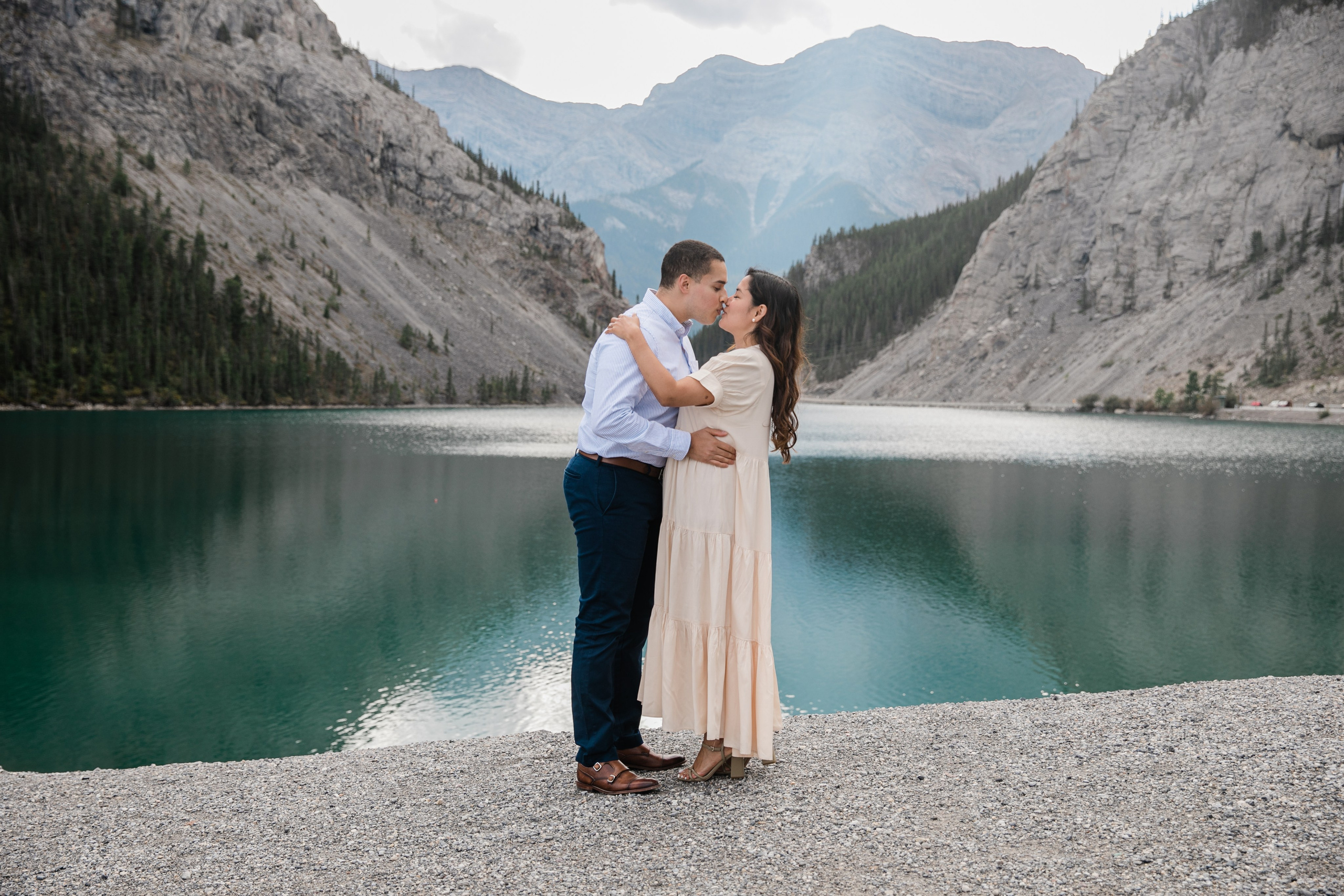 Pierina & Thomas — Canmore Engagement. Fotografía accesible en Calgary