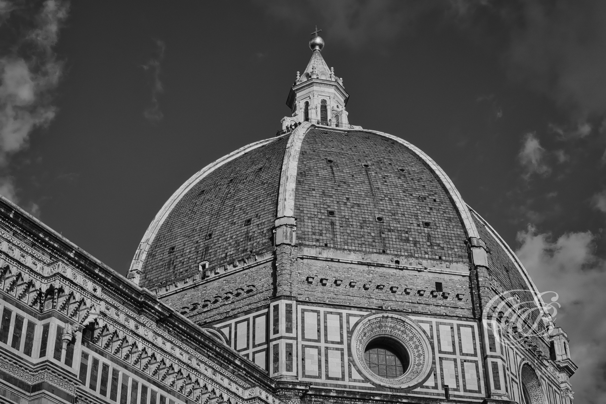 ITALY – FLORENCE — Brunelleschi’s Dome at Sunset Black and White — Renaissance dome of Santa Maria del Fiore designed by Filippo Brunelleschi, showing architectural curvature and cathedral structure against sunset sky, Florence, Italy — Eduardo Bartoli Photography.