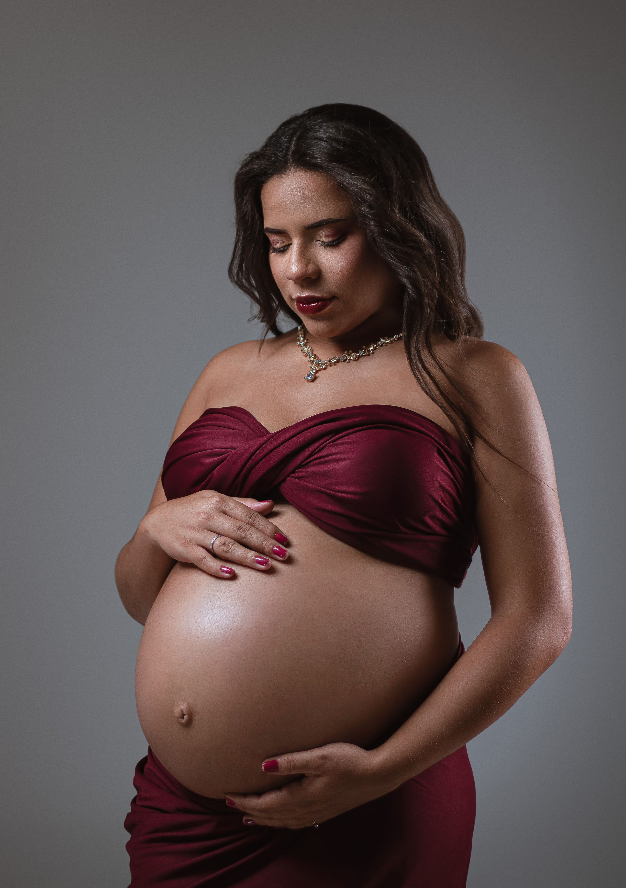 Ensaio fotográfico de gestante em São Paulo, criado para celebrar a maternidade e a beleza da mulher. Retratos delicados para guardar para sempre a história da chegada de um novo amor.