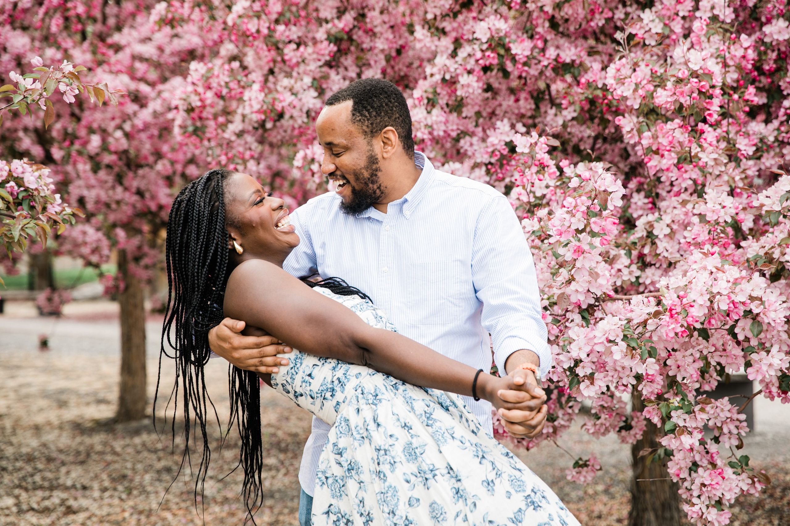 Ester — Cherry Blossom Family Photos. Fotografía accesible en Calgary