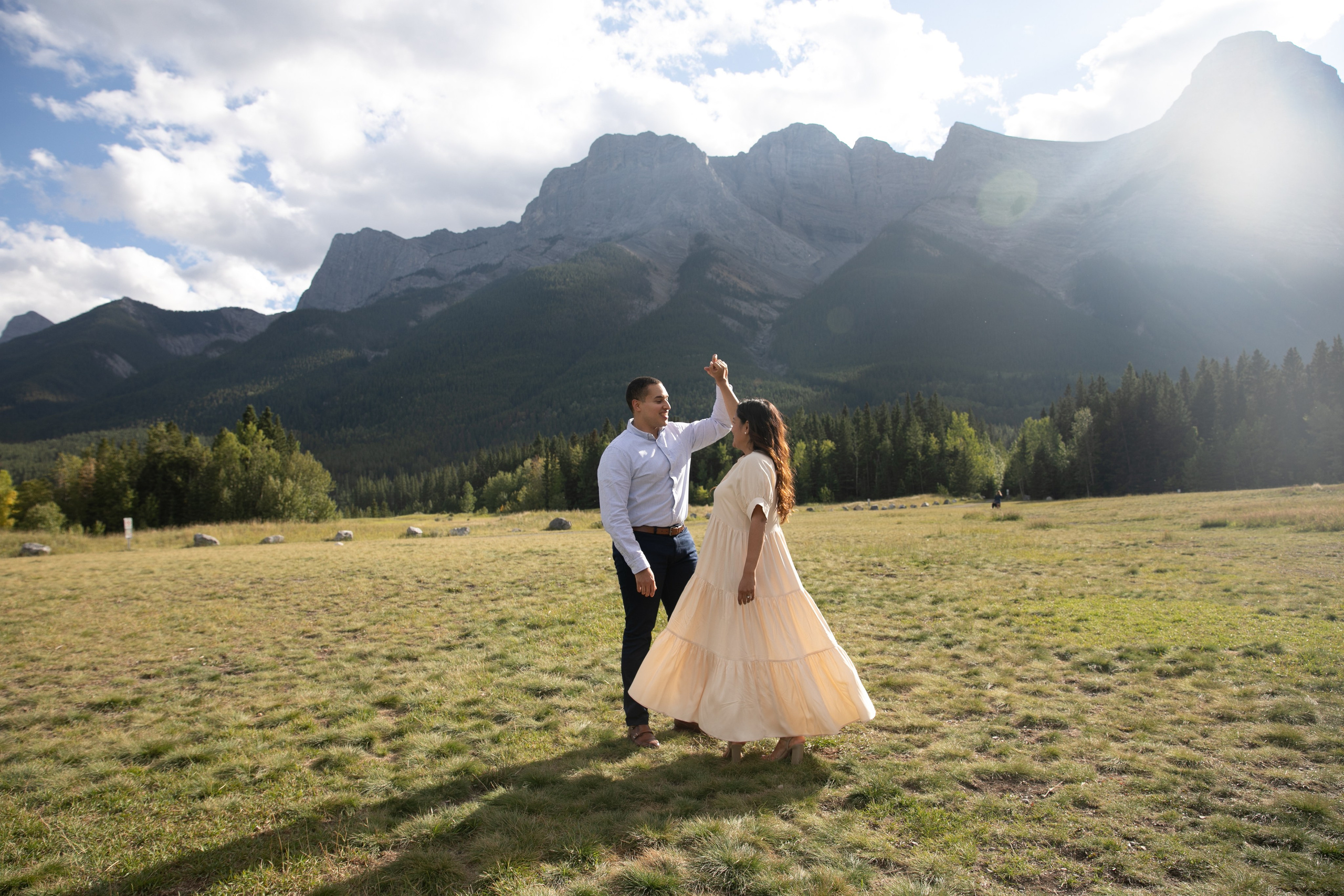 Pierina & Thomas — Canmore Engagement. Fotografía accesible en Calgary