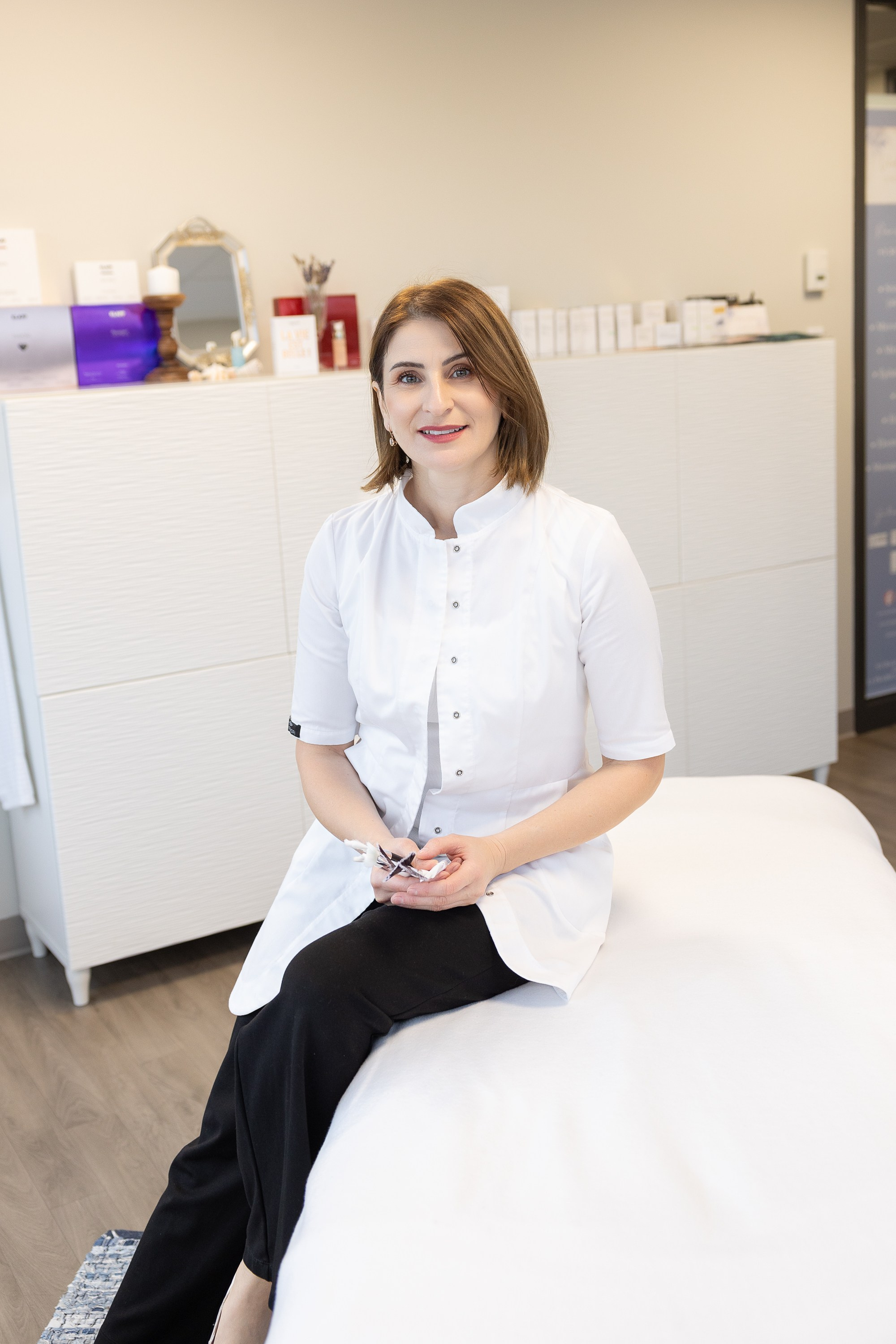 Violeta Sili, Esthéticienne/Beautician. Je suis photographe portraitiste et je réalise des portraits à toutes les étapes de votre vie! Bienvenue dans mon studio à Westmount, Qc