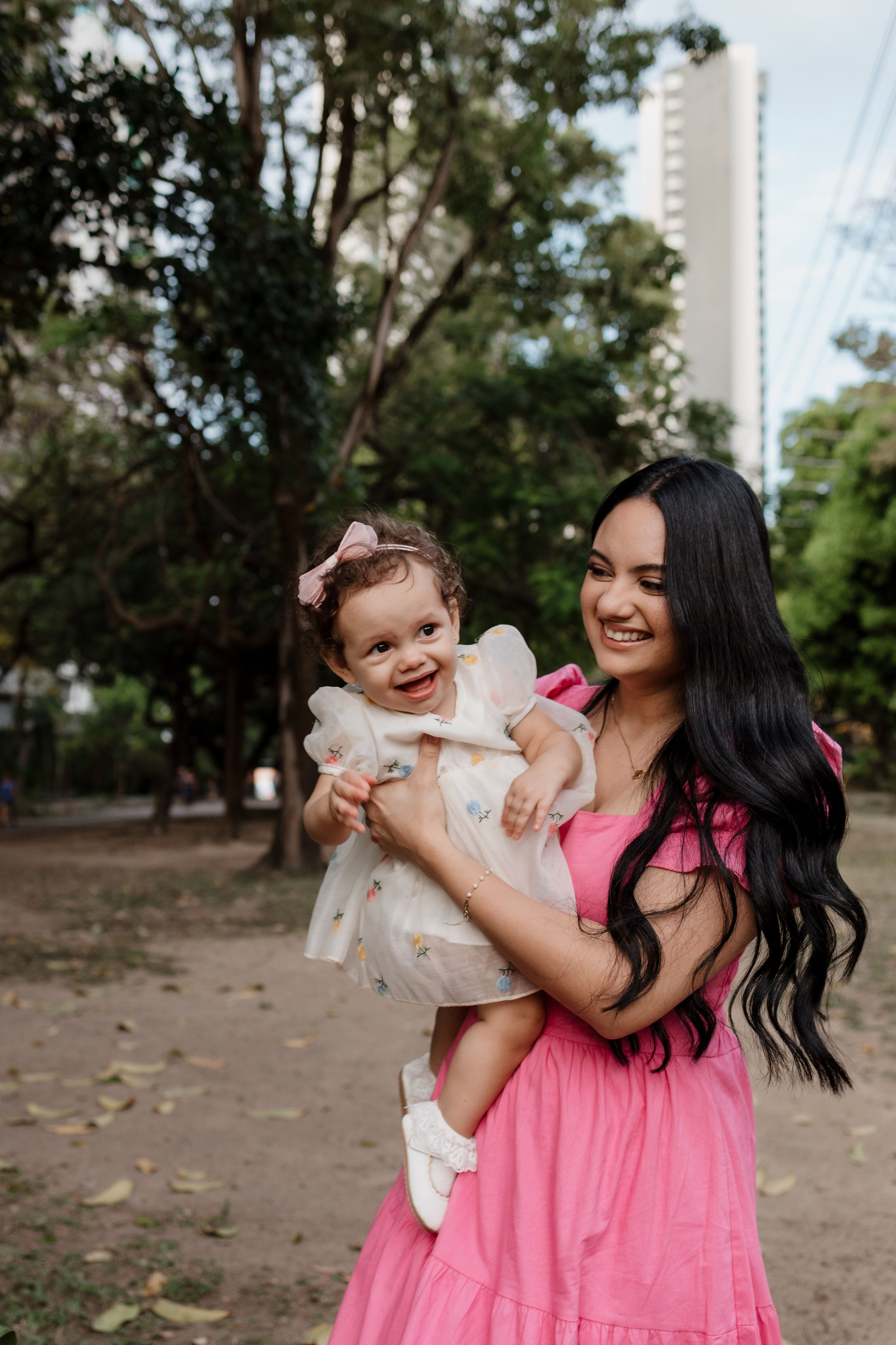 Mãe segurando bebê de 1 ano durante ensaio afetivo
