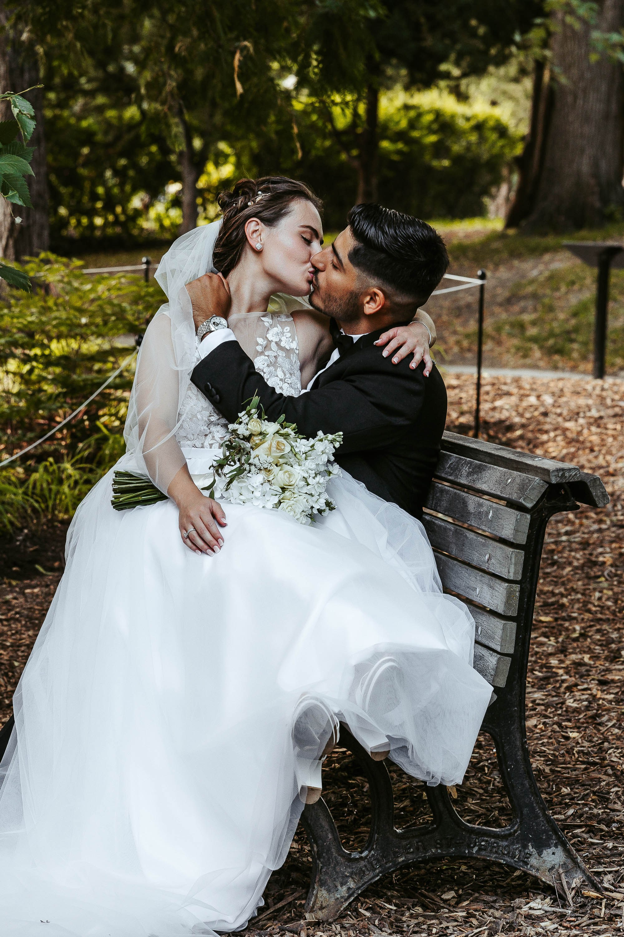 WEDDING PHOTOGRAPHY. Je suis photographe portraitiste et je réalise des portraits à toutes les étapes de votre vie! Bienvenue dans mon studio à Westmount, Qc