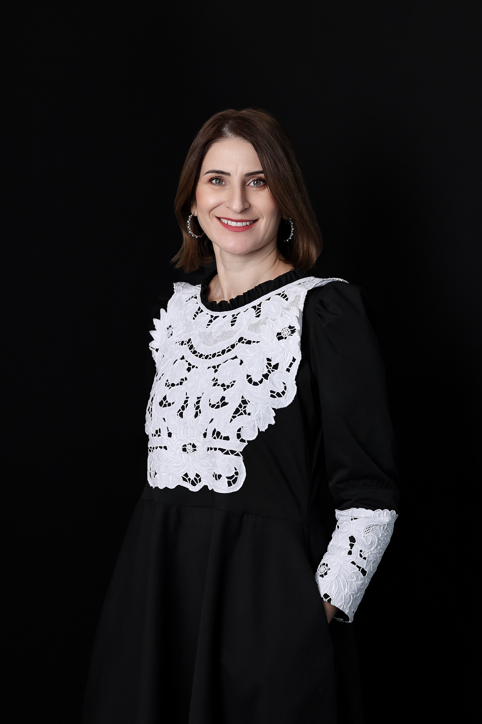 Violeta Sili, Esthéticienne/Beautician. Je suis photographe portraitiste et je réalise des portraits à toutes les étapes de votre vie! Bienvenue dans mon studio à Westmount, Qc