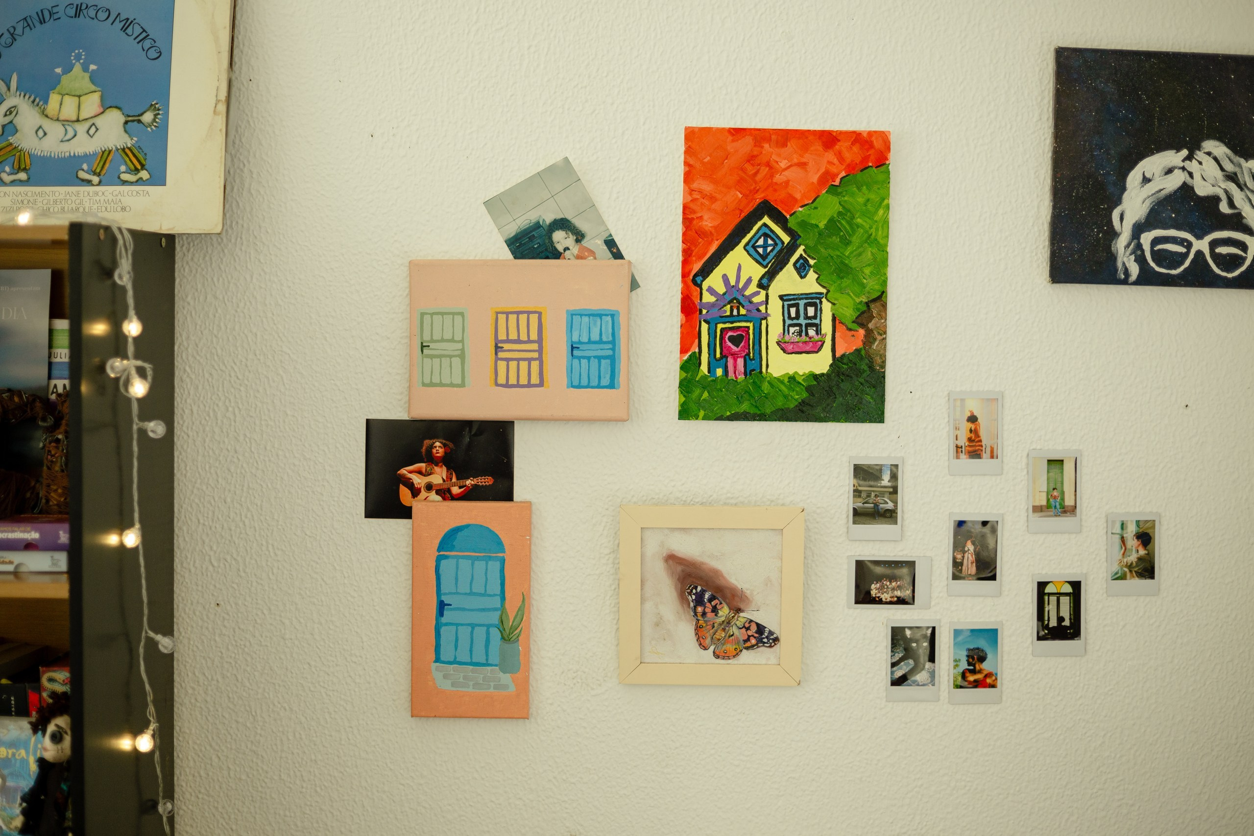 Parede decorada com ilustrações, pinturas e mini polaroids em cobertura de show da Letícia Santos em Itajaí.