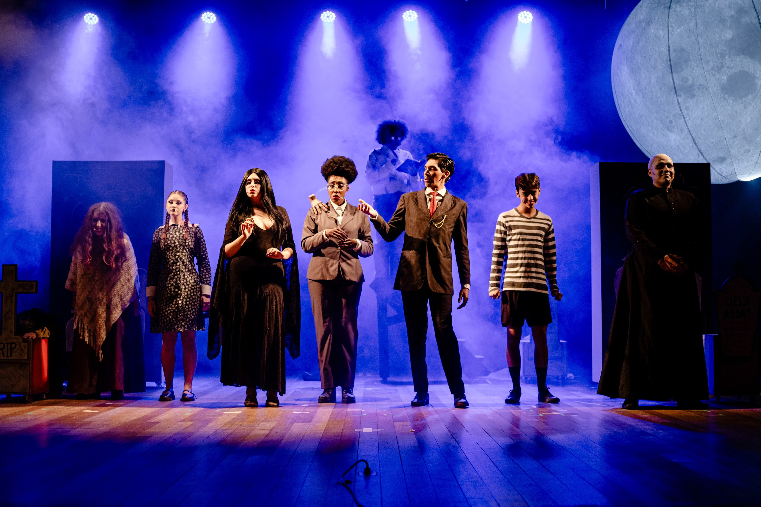Fotografia de espetáculo A Família Addams do grupo de Teatro Univali