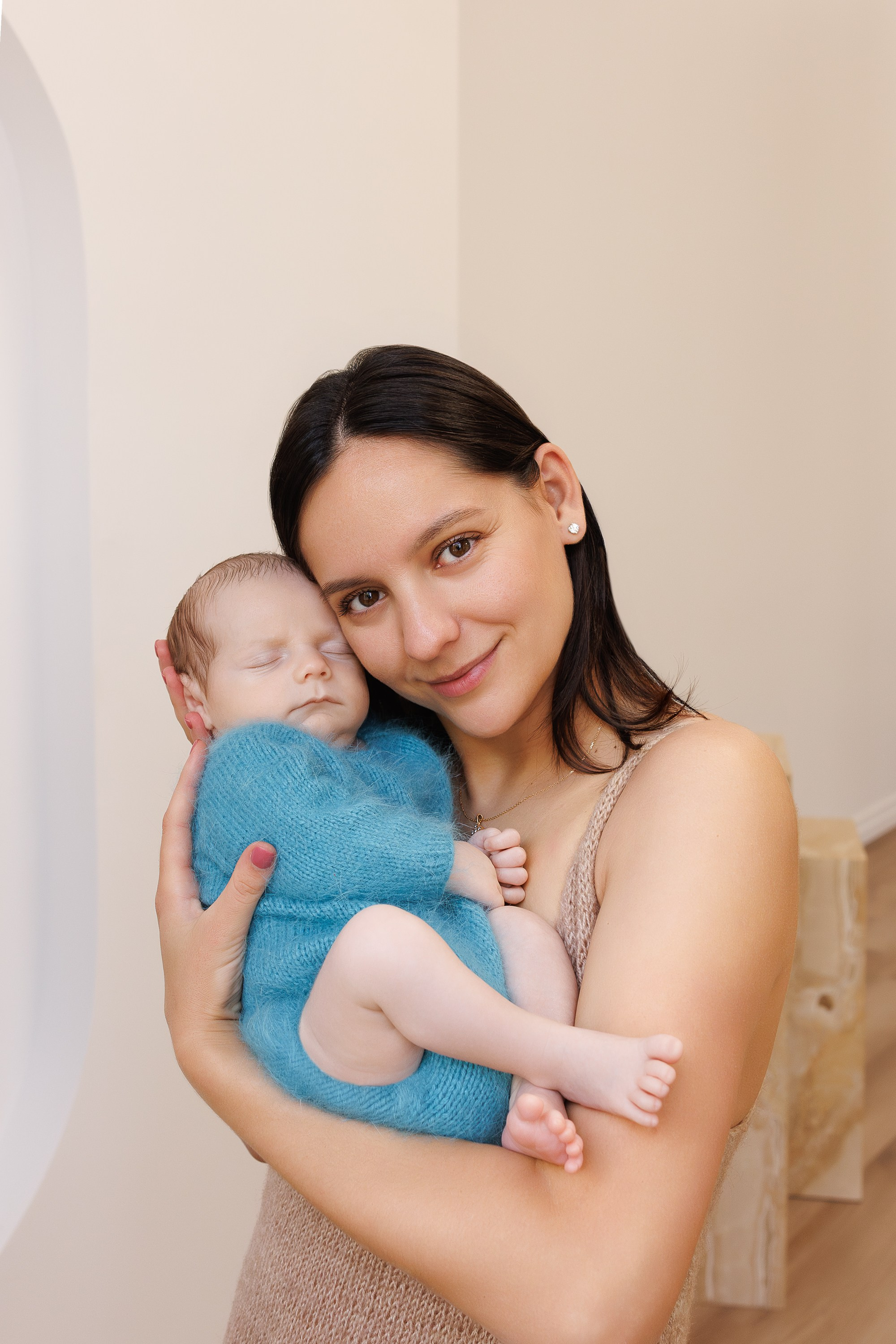NEWBORN. Je suis photographe portraitiste et je réalise des portraits à toutes les étapes de votre vie! Bienvenue dans mon studio à Westmount, Qc