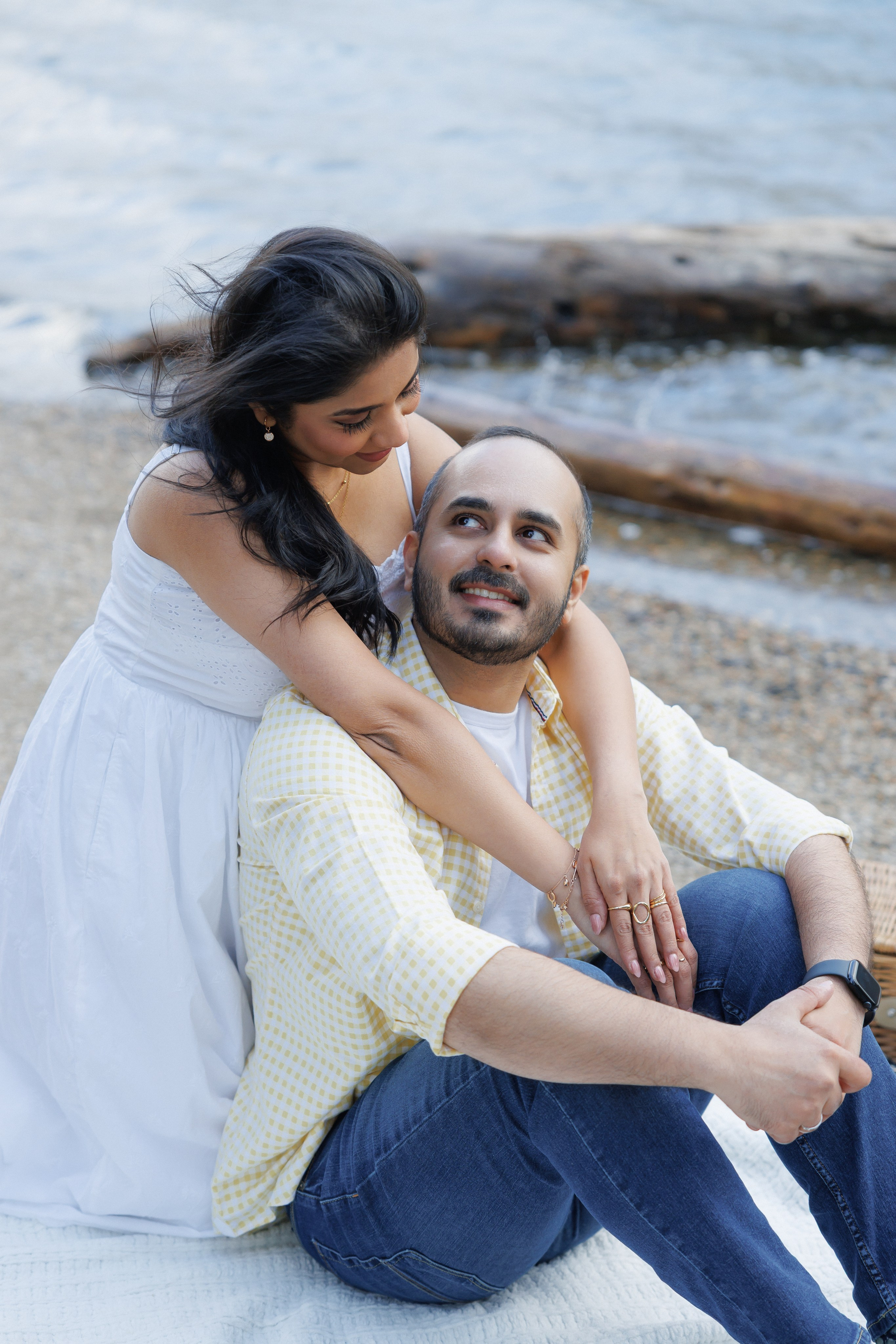 Mountain maternity shoot. Photographer Elvira Hryshchenko