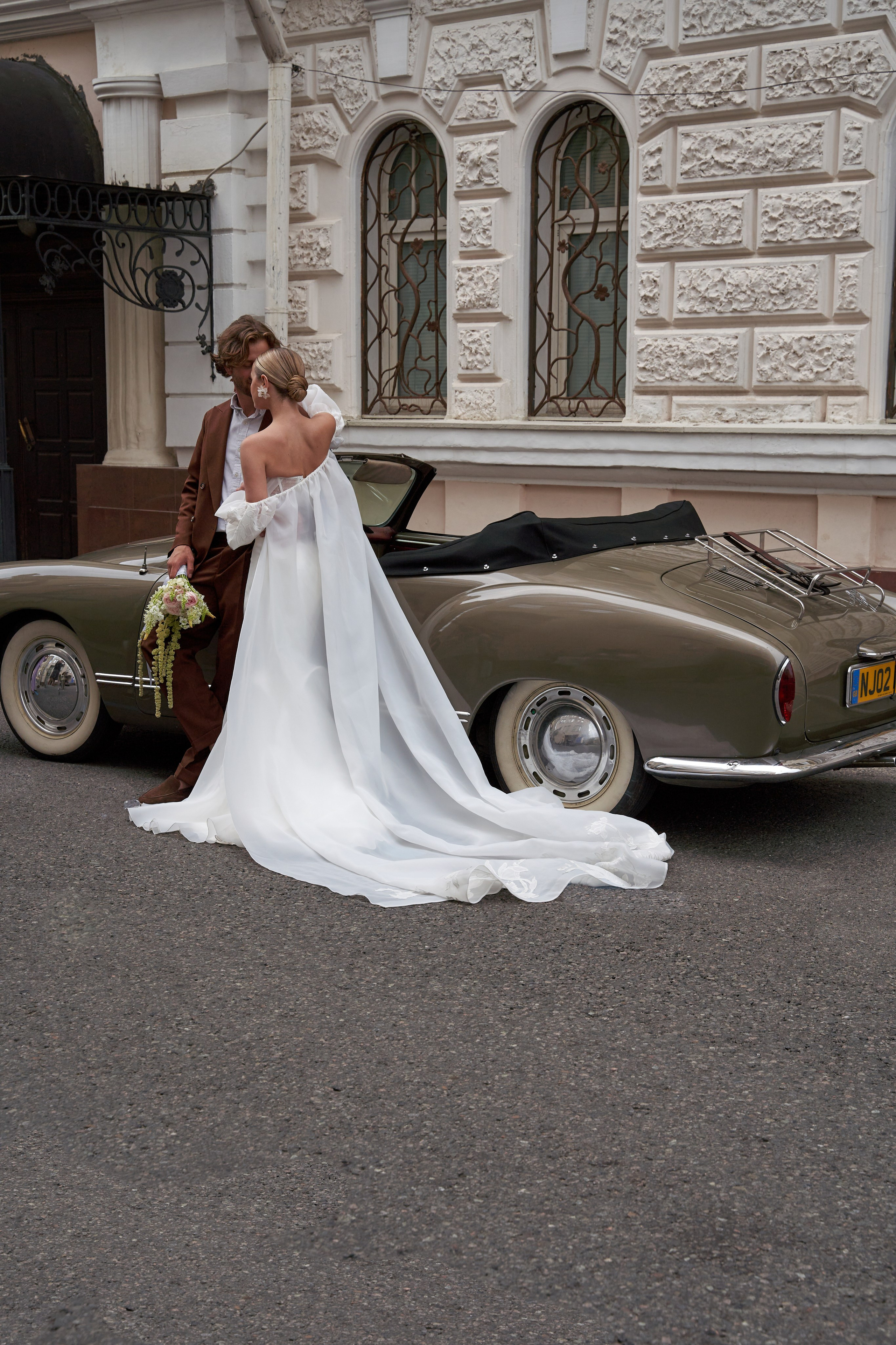 Wedding Portraits in a Vintage Convertible. Anna & Bogdan. Wedding & Portrait Photographer in Cancun, Tulum & Mexico City — Elena Ruzgis