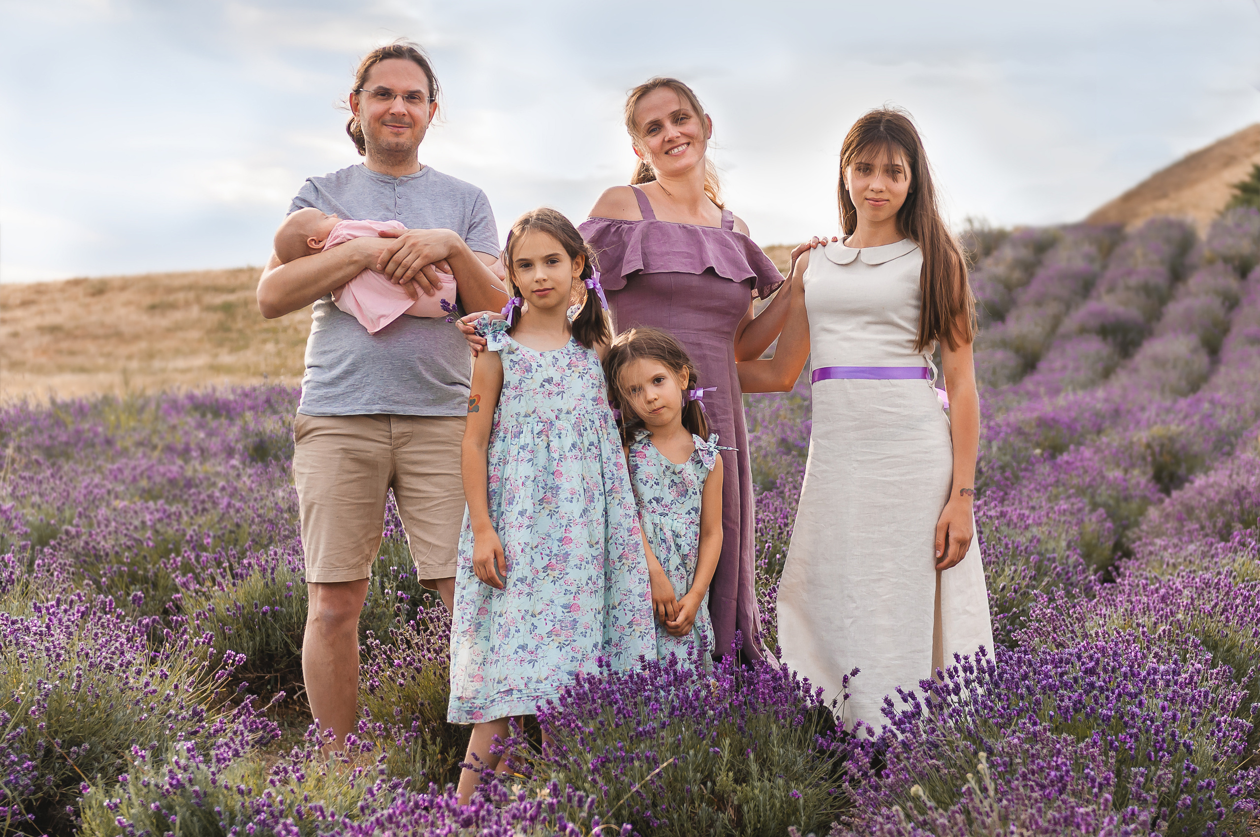 Photoshoot for a large family in the lavender field. Wedding photography and videography team