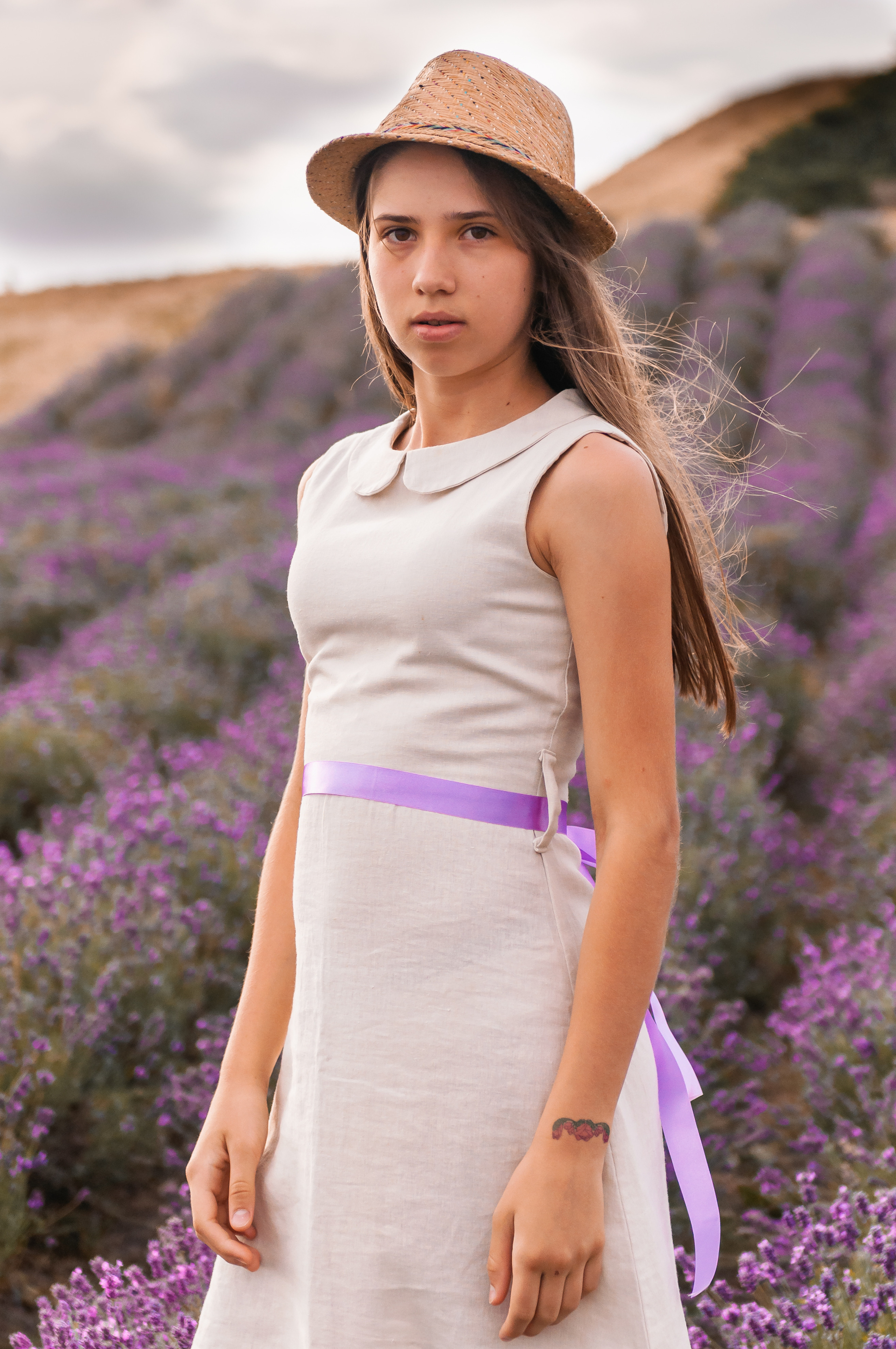 Photoshoot for a large family in the lavender field. Wedding photography and videography team