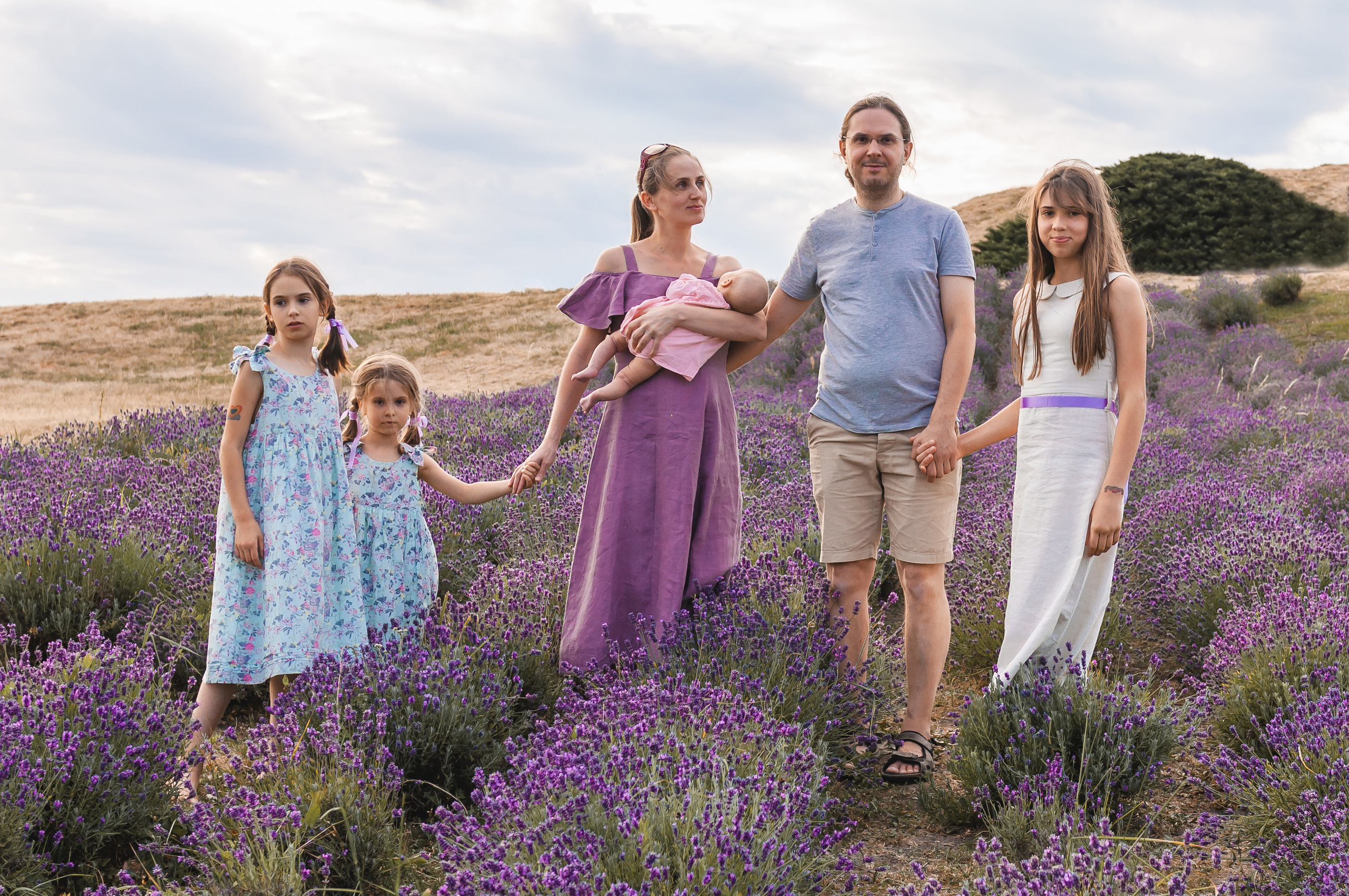 Photoshoot for a large family in the lavender field. Wedding photography and videography team