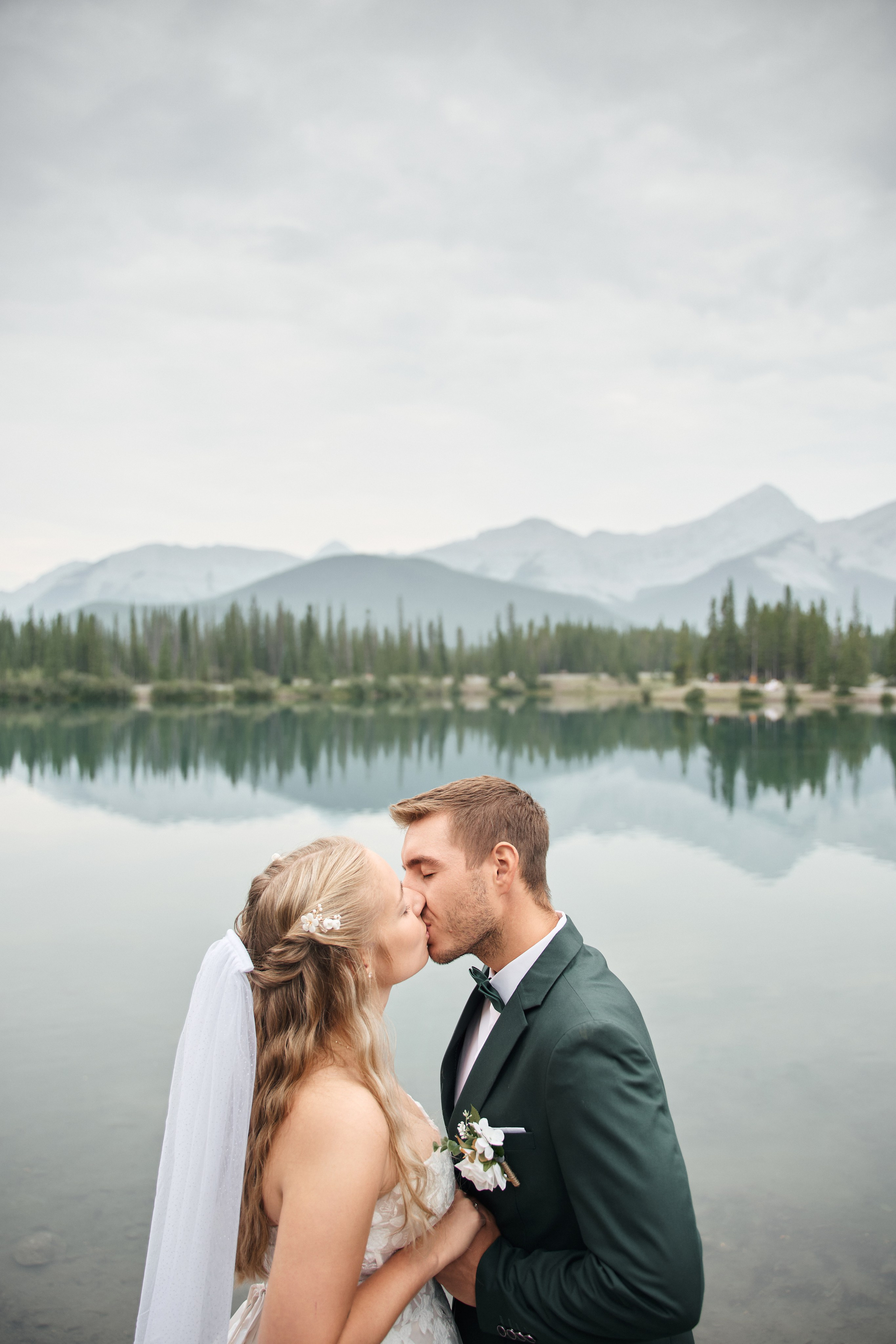 Wedding in Kananaskis Park. Wedding photography and videography team