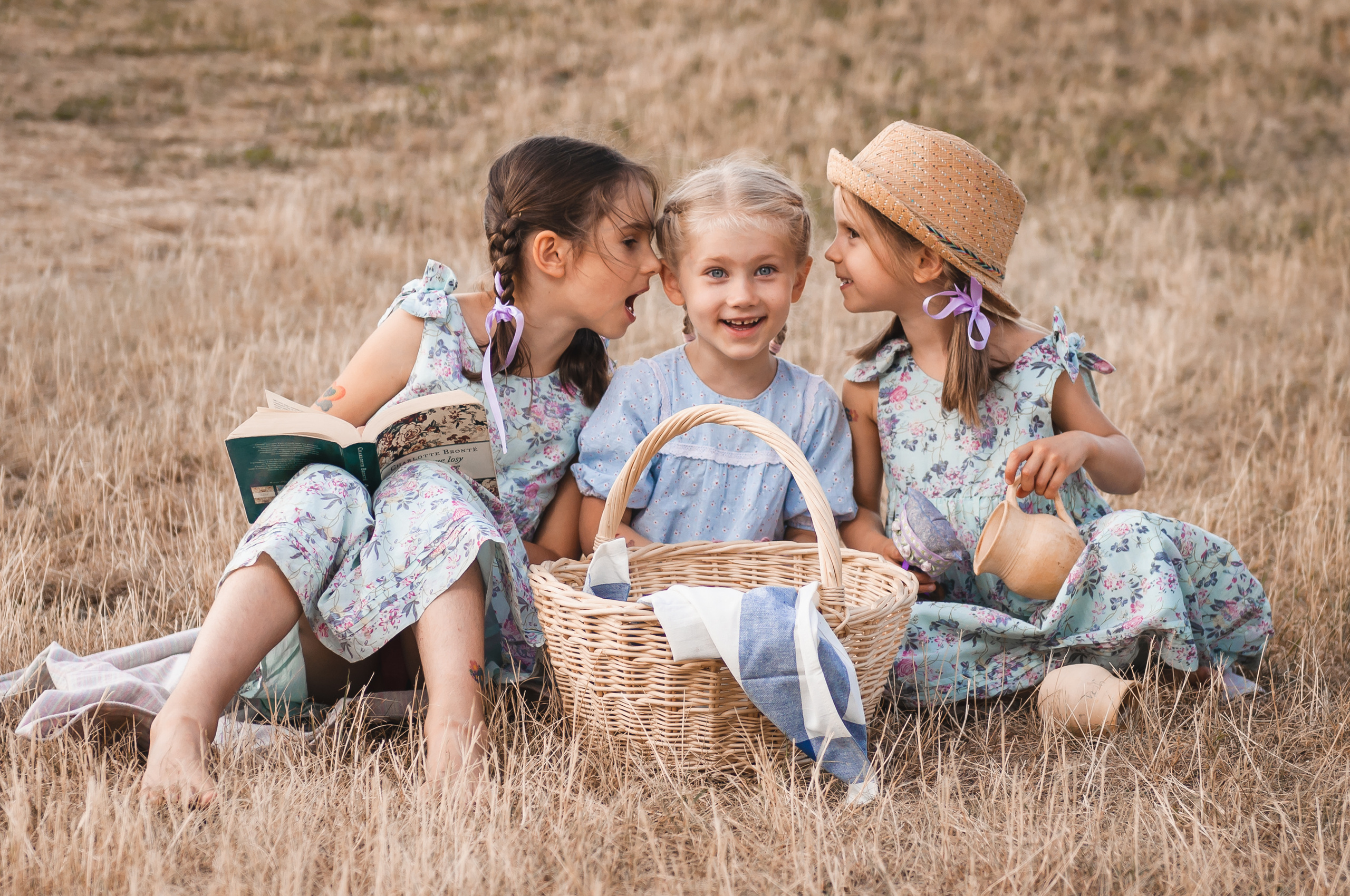 Photoshoot for a large family in the lavender field. Wedding photography and videography team