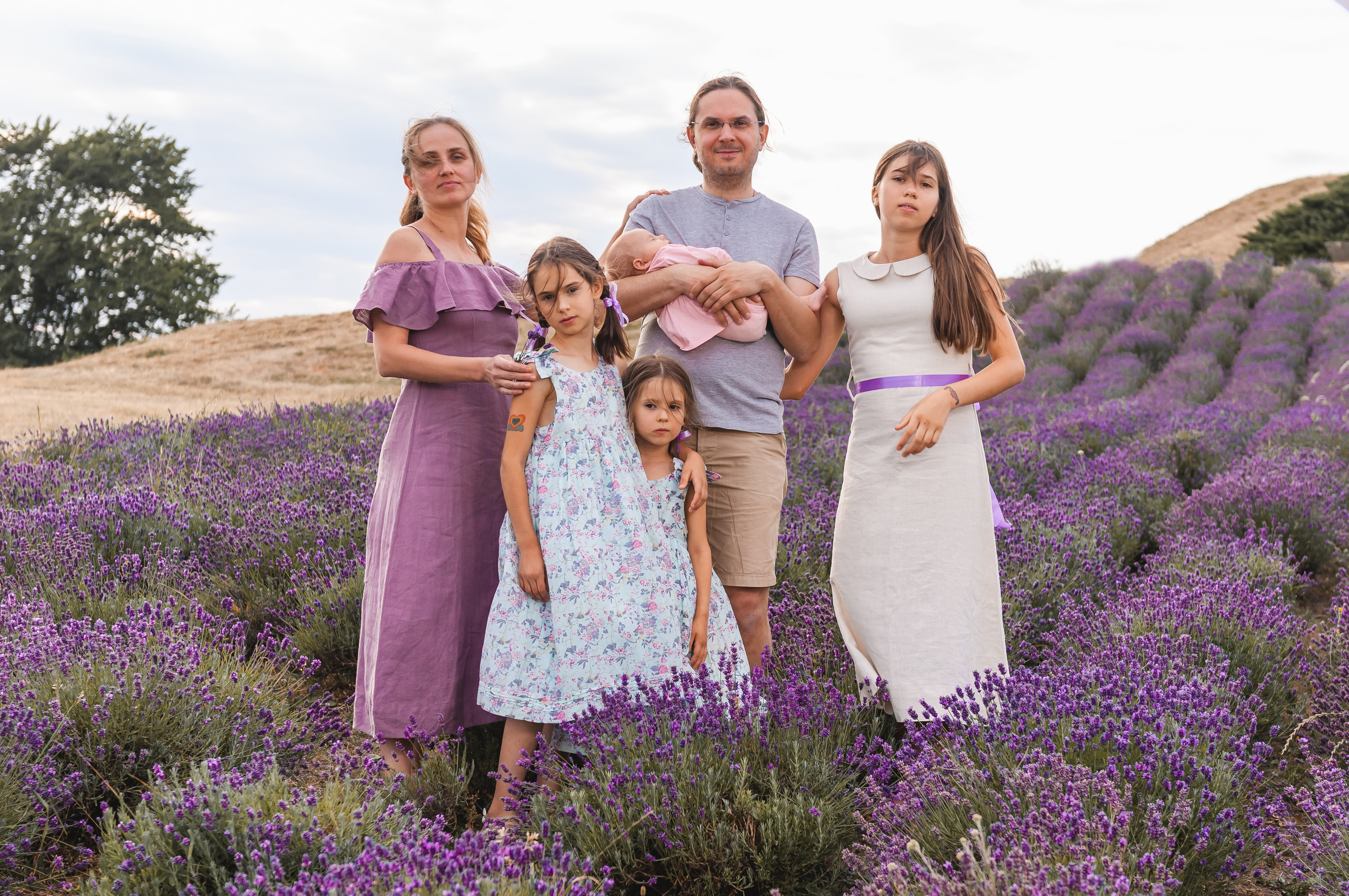 Photoshoot for a large family in the lavender field. Wedding photography and videography team