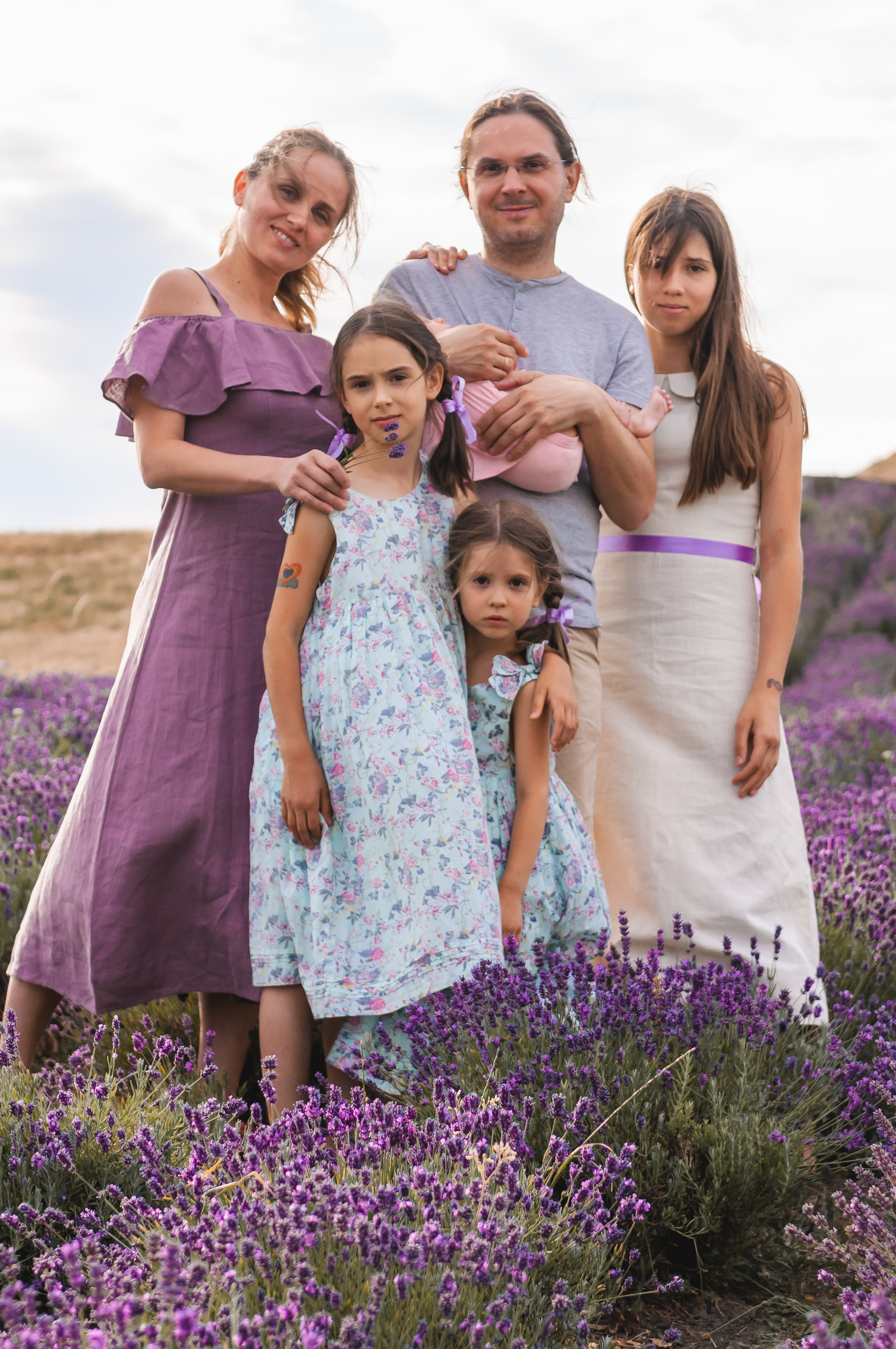 Photoshoot for a large family in the lavender field. Wedding photography and videography team