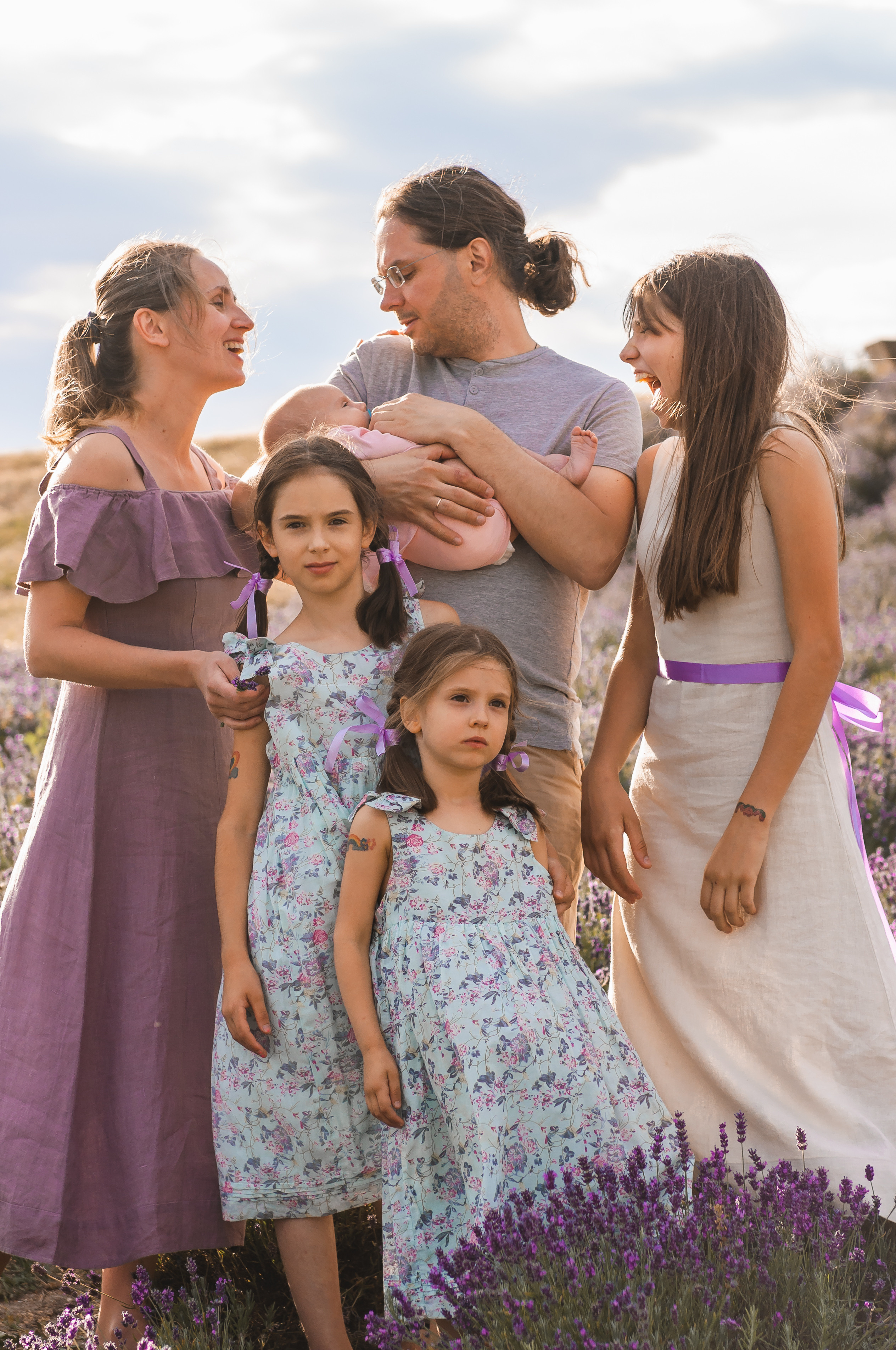 Photoshoot for a large family in the lavender field. Wedding photography and videography team