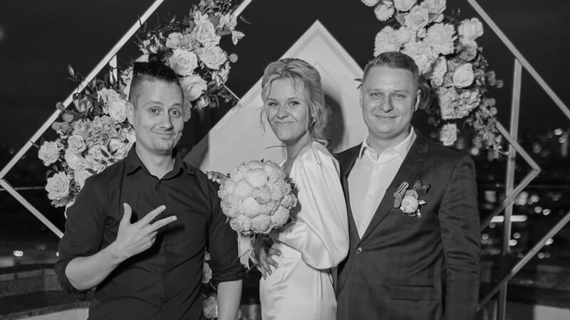 Tips for choosing your wedding photographer and videographer.How to select the best wedding photographer and videographer in Toronto.