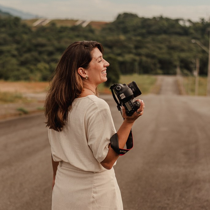 Fotógrafa autoral, sensível e afetiva. Fotógrafa em Joinville.
