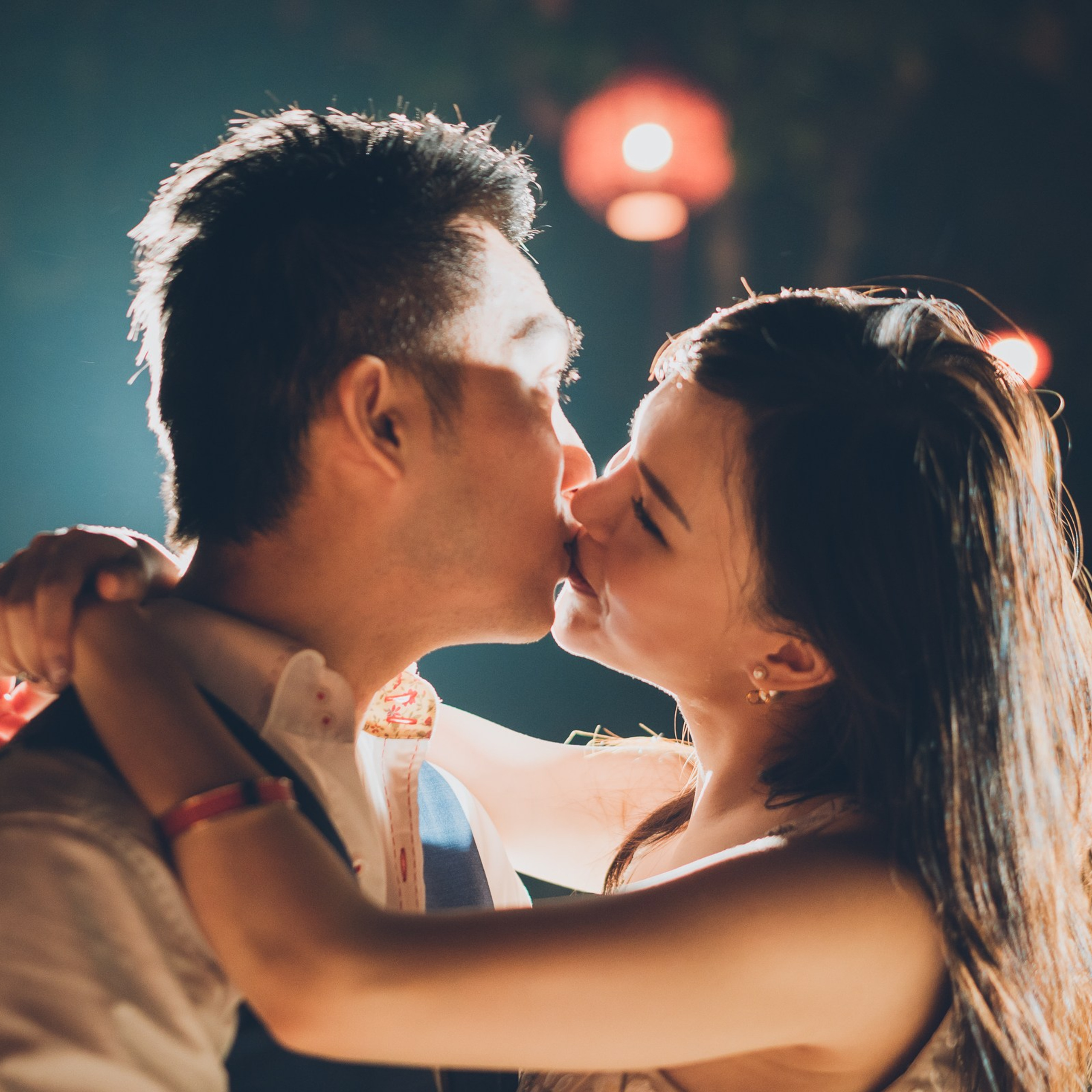 Luxury beach proposal in Koh Samui, Thailand. Private sunset setup with candles, flowers, and ocean view for an unforgettable engagement experience.