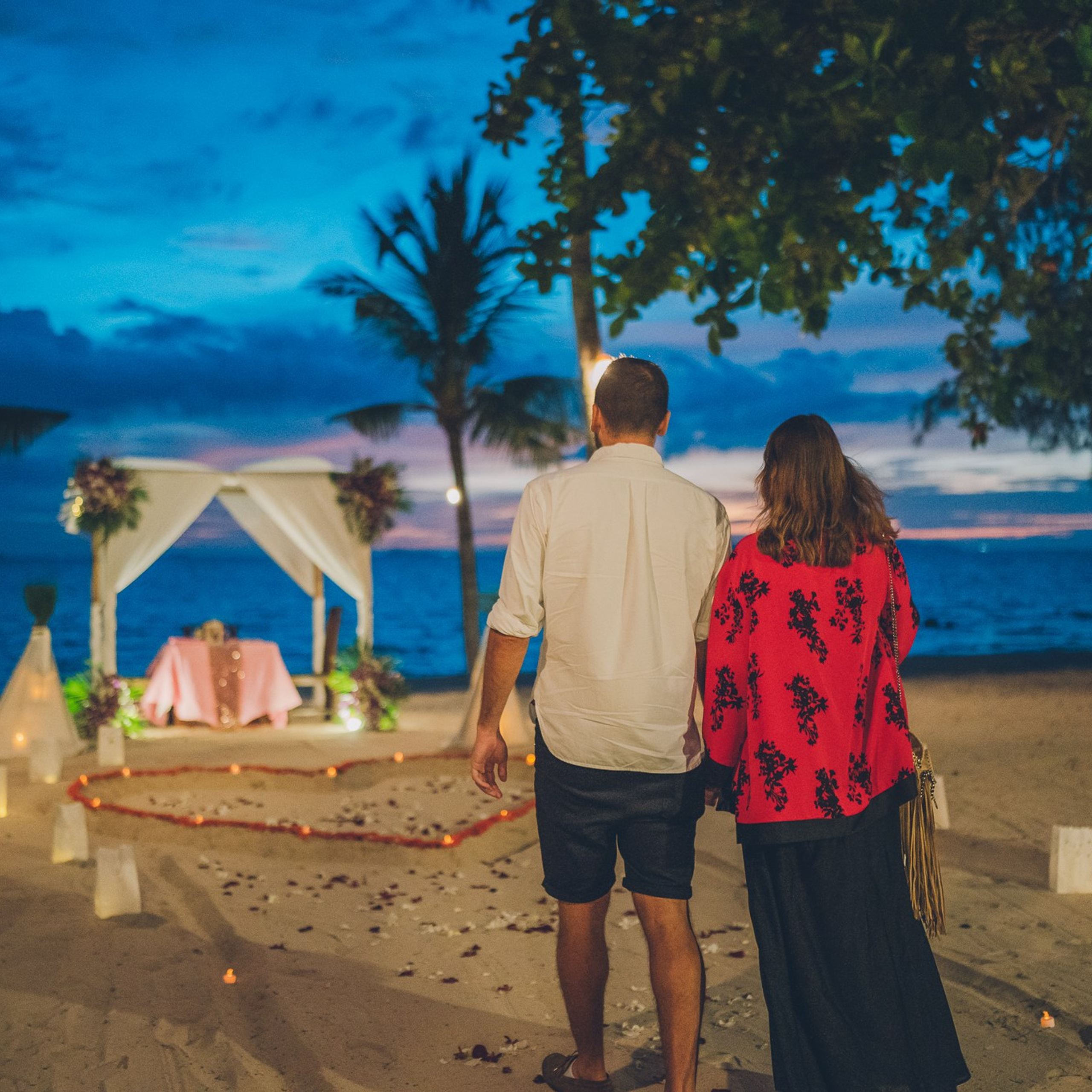 Luxury beach proposal in Koh Samui, Thailand. Private sunset setup with candles, flowers, and ocean view for an unforgettable engagement experience.