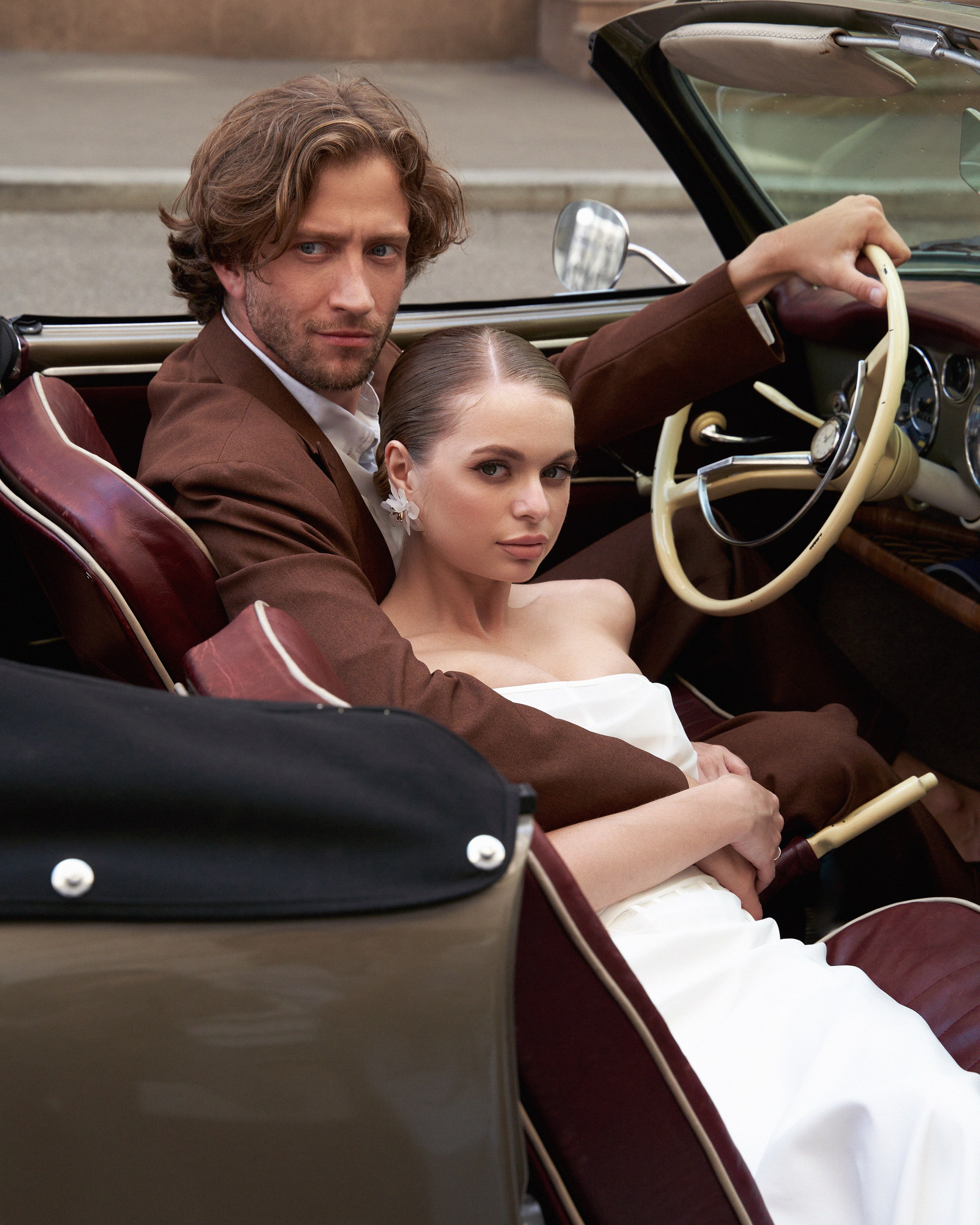 Wedding Portraits in a Vintage Convertible. Anna & Bogdan