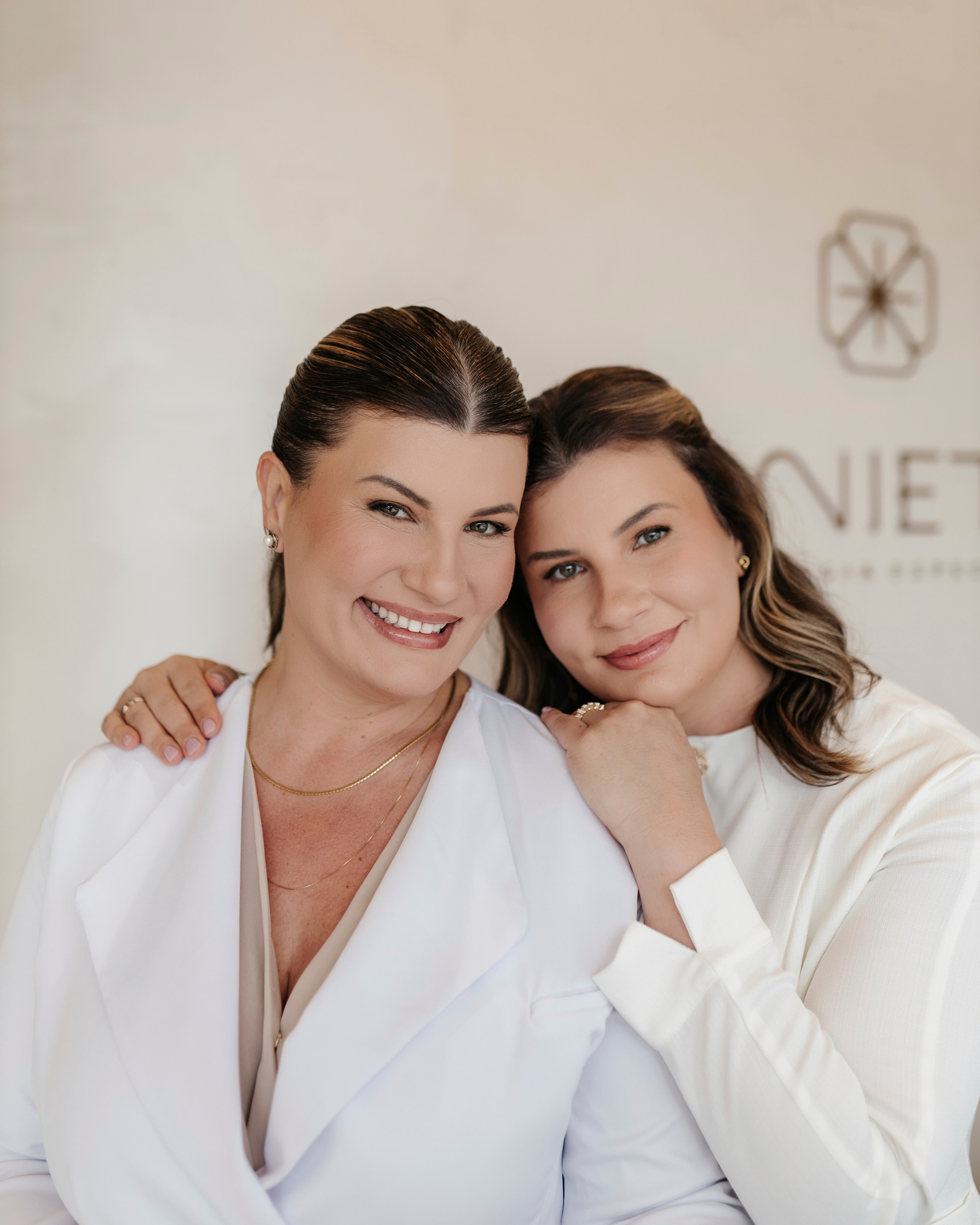 ADELE & ALINE | DENTISTAS