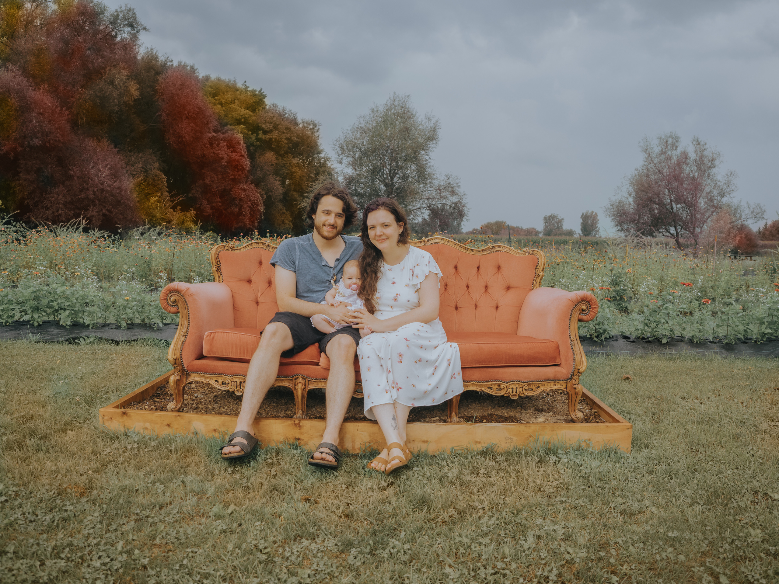 Photo of family Fall Mini Sessions 2023 Montreal sitting on vintage couch.