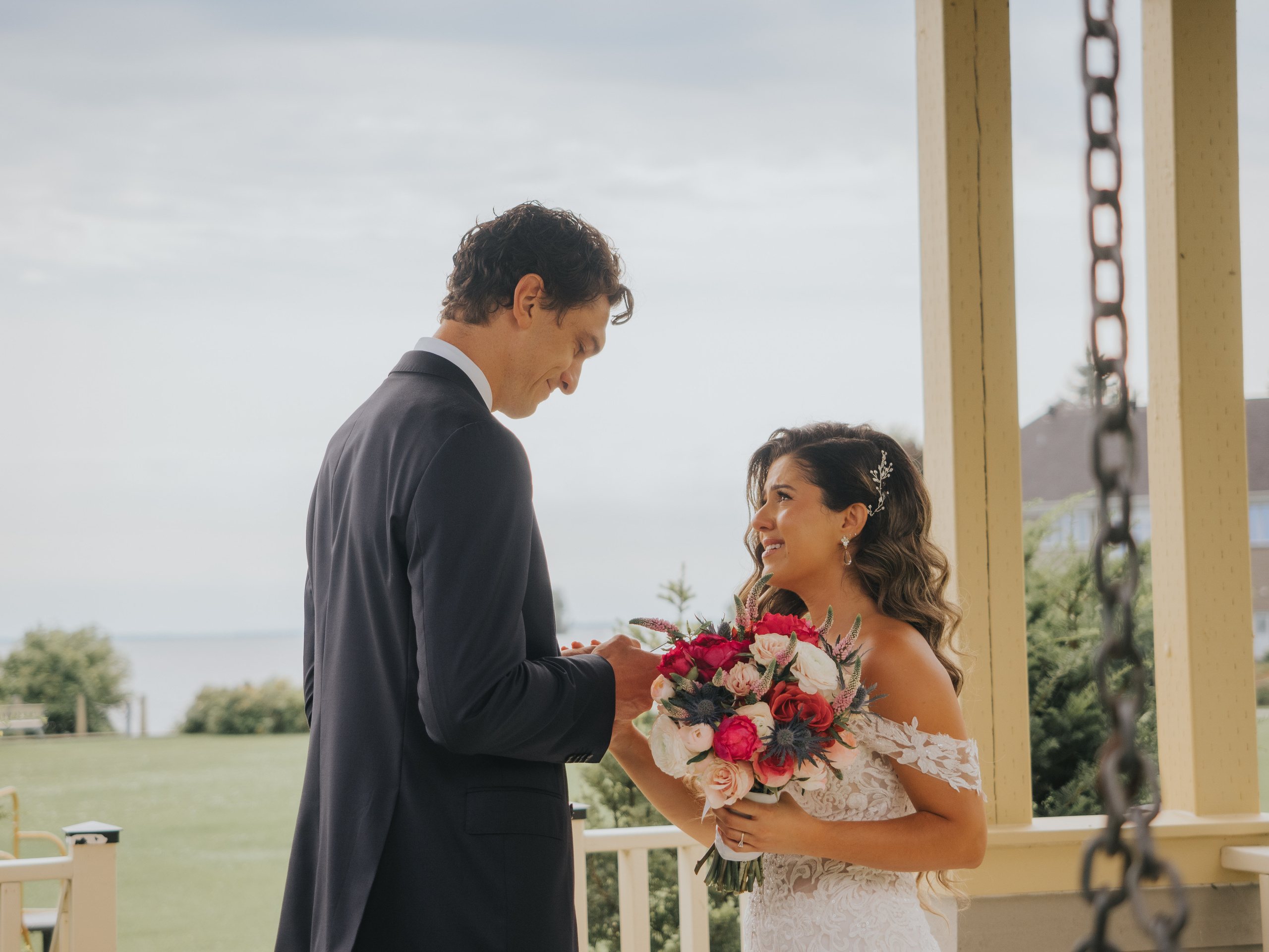Réaction émotionnelle lors d'un premier regard à un mariage montréalais — photographie par Muriel Oe 