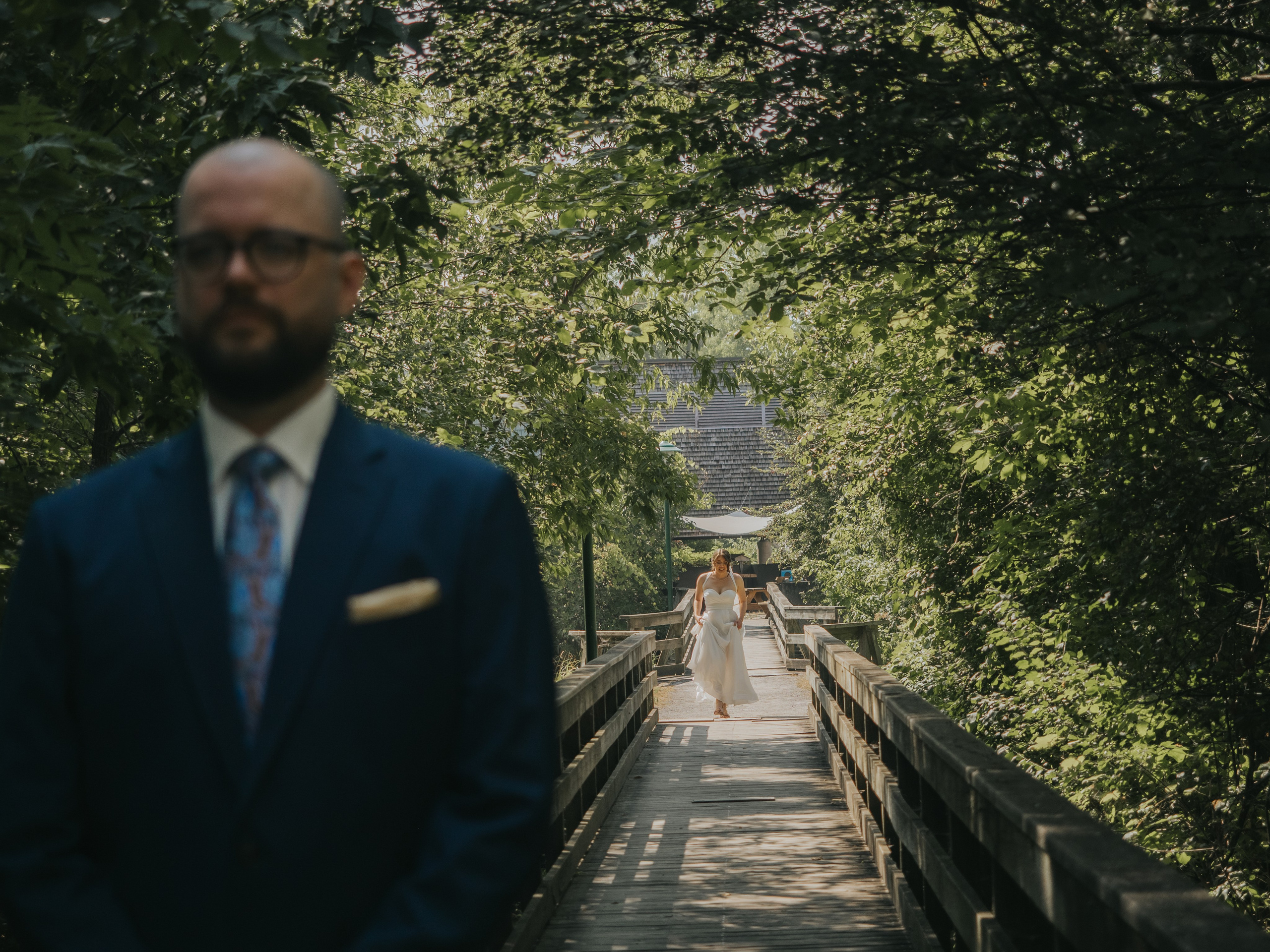 Marié attendant sa partenaire pour le premier regard avant la cérémonie — photographie de mariage à Montréal par Muriel Oe
