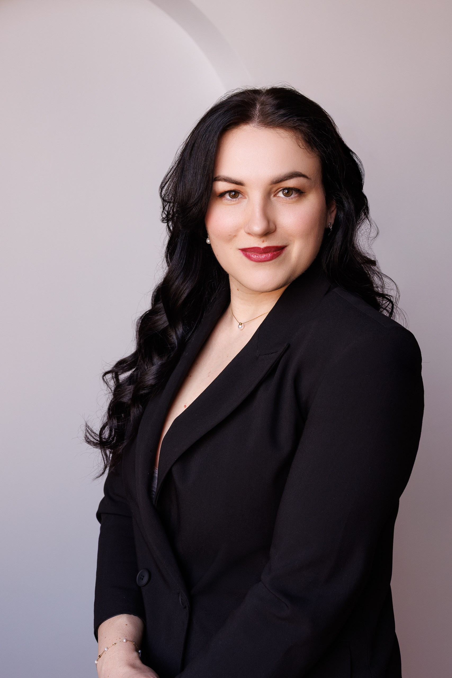 Ultimate Client Guide. Je suis photographe portraitiste et je réalise des portraits à toutes les étapes de votre vie! Bienvenue dans mon studio à Westmount, Qc