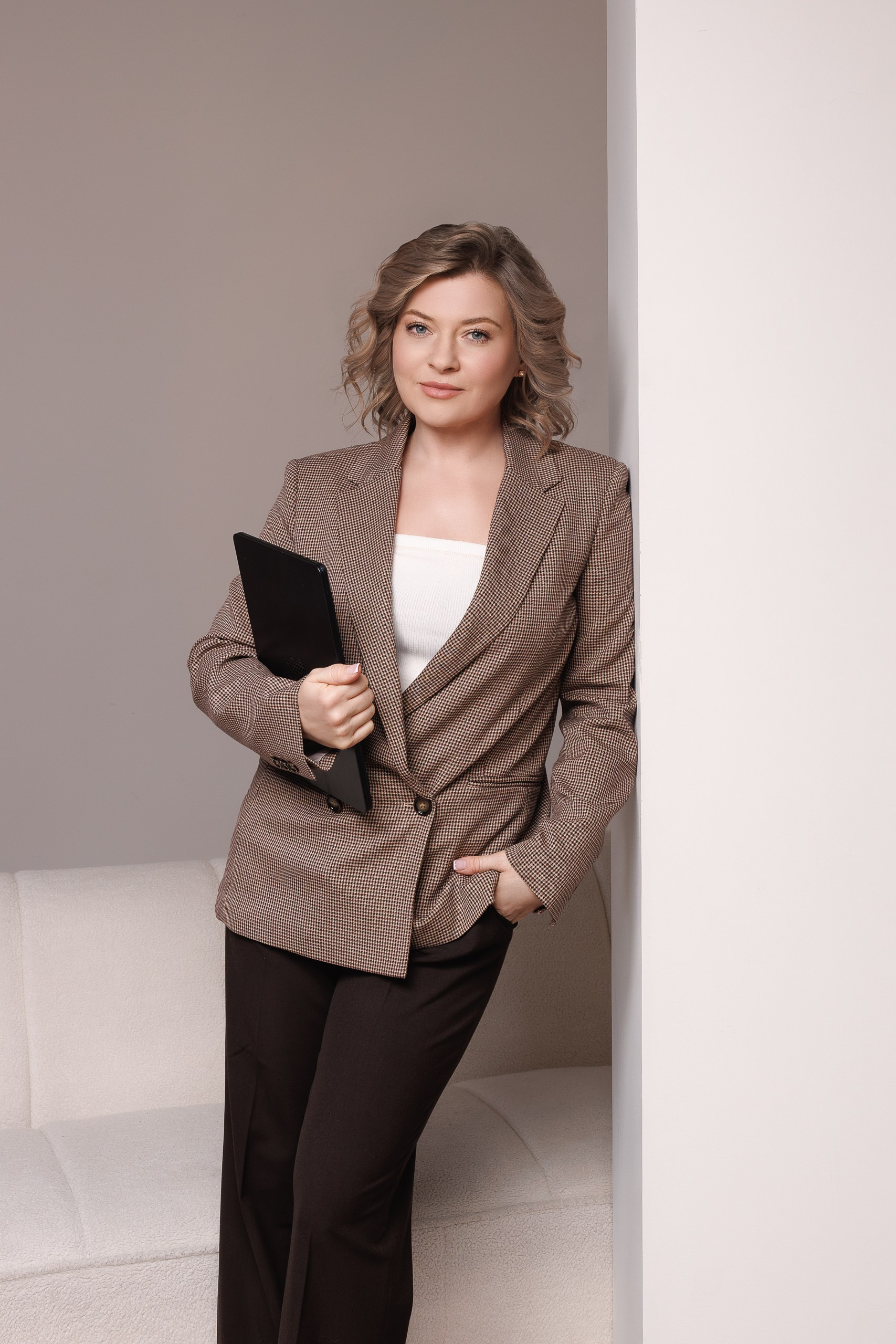 Ultimate Client Guide. Je suis photographe portraitiste et je réalise des portraits à toutes les étapes de votre vie! Bienvenue dans mon studio à Westmount, Qc