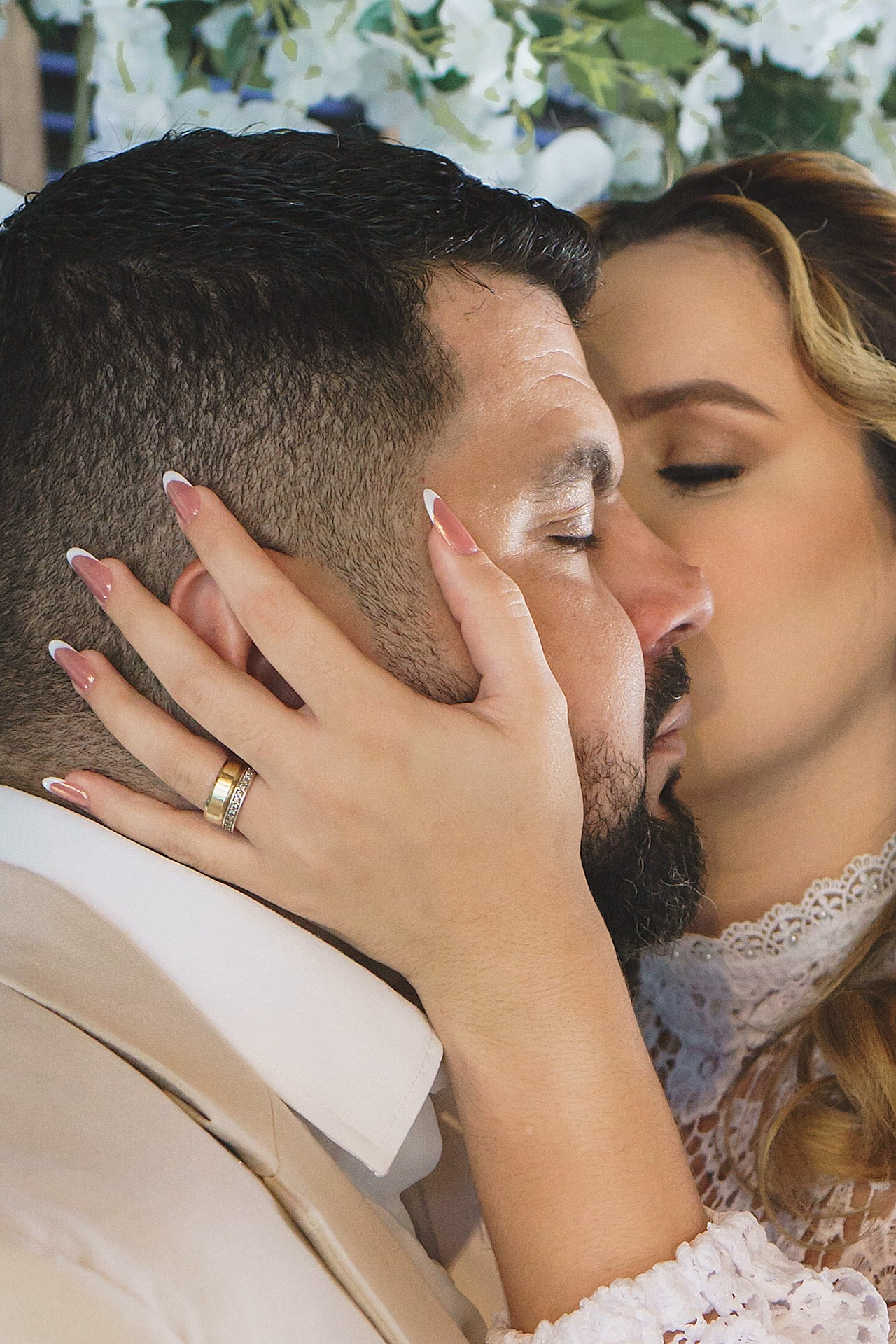 noiva beijando o noivo com carinho