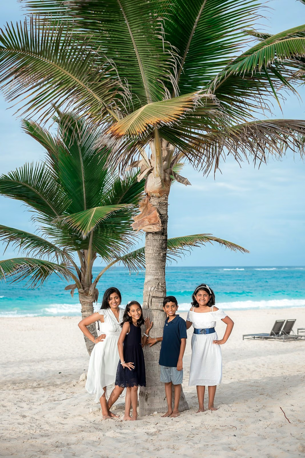 Cuatro niños durante una sesión de fotos familiar en la playa Bávaro, cerca de Hard Rock Punta Cana