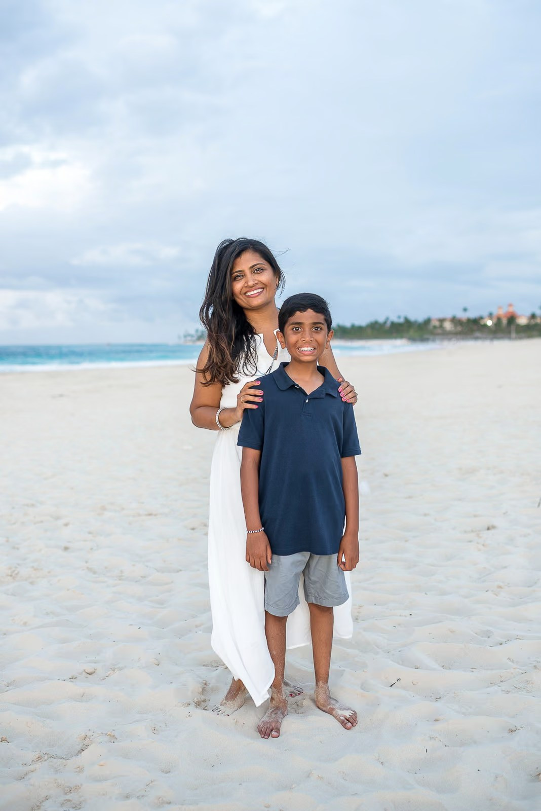 Madre e hijo en la playa durante una sesión de fotos familiar en un día nublado en República Dominicana