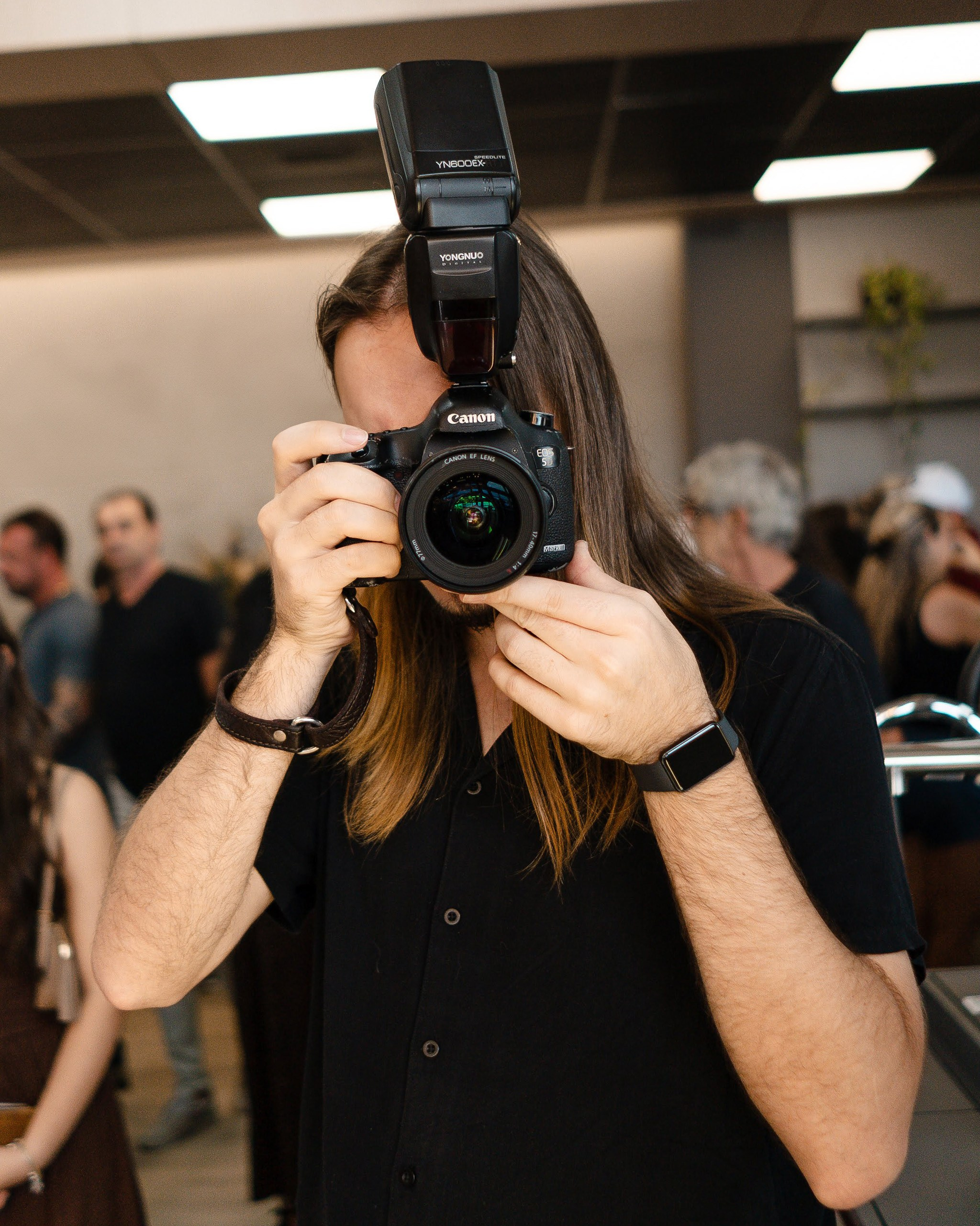 Fotógrafo com a câmera apontada para a foto.