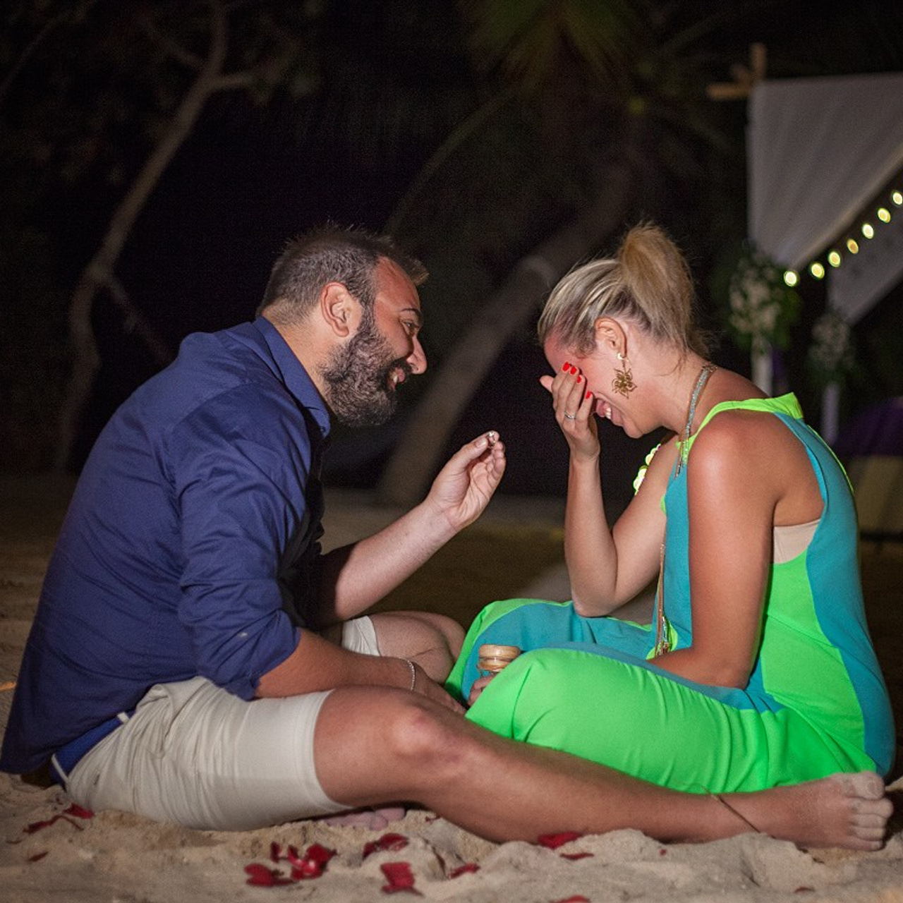 Luxury beach proposal in Koh Samui, Thailand. Private sunset setup with candles, flowers, and ocean view for an unforgettable engagement experience.