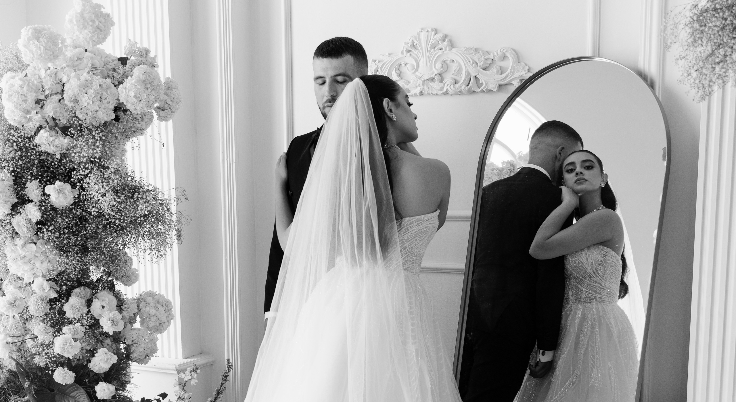 Soy José Flórez, un fotógrafo de bodas que busca capturar lo que solo les pertenece a ustedes. Quiero acercarme a su historia, observar su conexión y encontrar en cada contacto, cada gesto y cada mirada esos momentos que expresan quiénes son juntos. No solo busco tomar fotos bonitas. Quiero descubrir imágenes reales, auténticas y únicas que surjan de la forma en que se aman, sienten y viven este momento. Ustedes viven la historia; yo estoy ahí para observarla, documentarla y convertirla en fotografías que, con el tiempo, les permitirán revivirla.