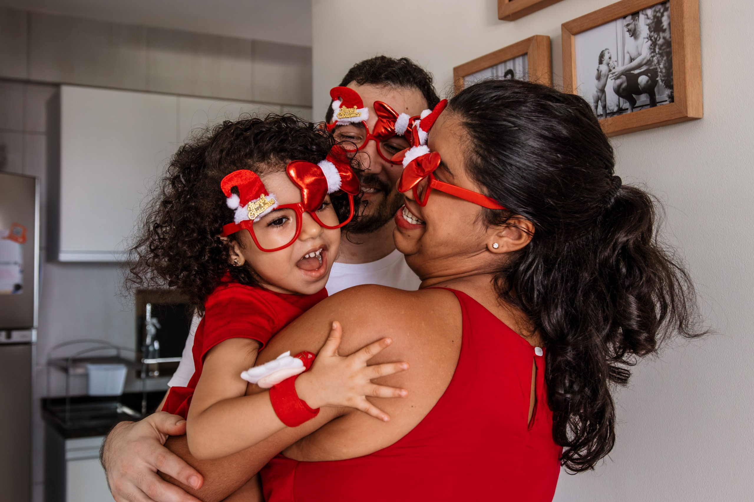família unida em ensaio de natal em casa