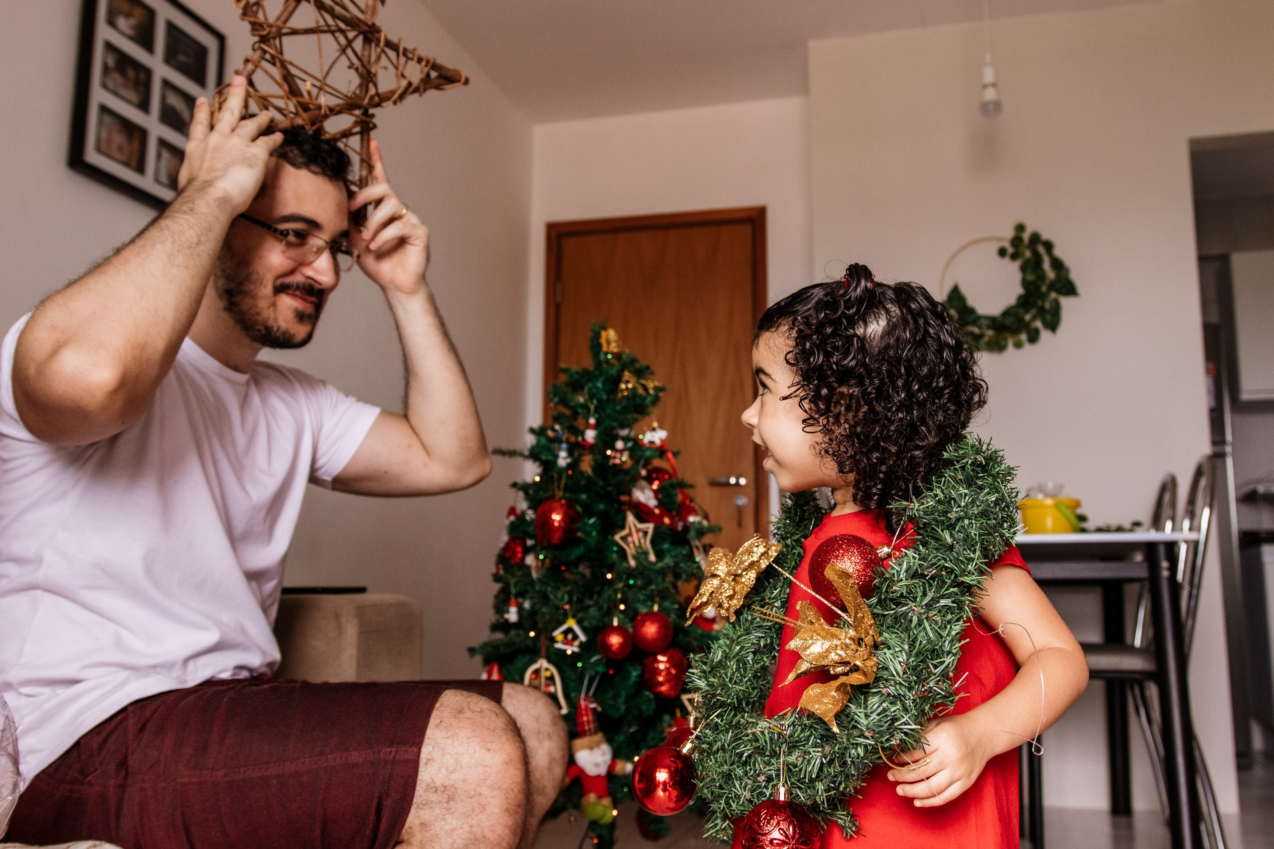 menina brincando com enfeites de natal