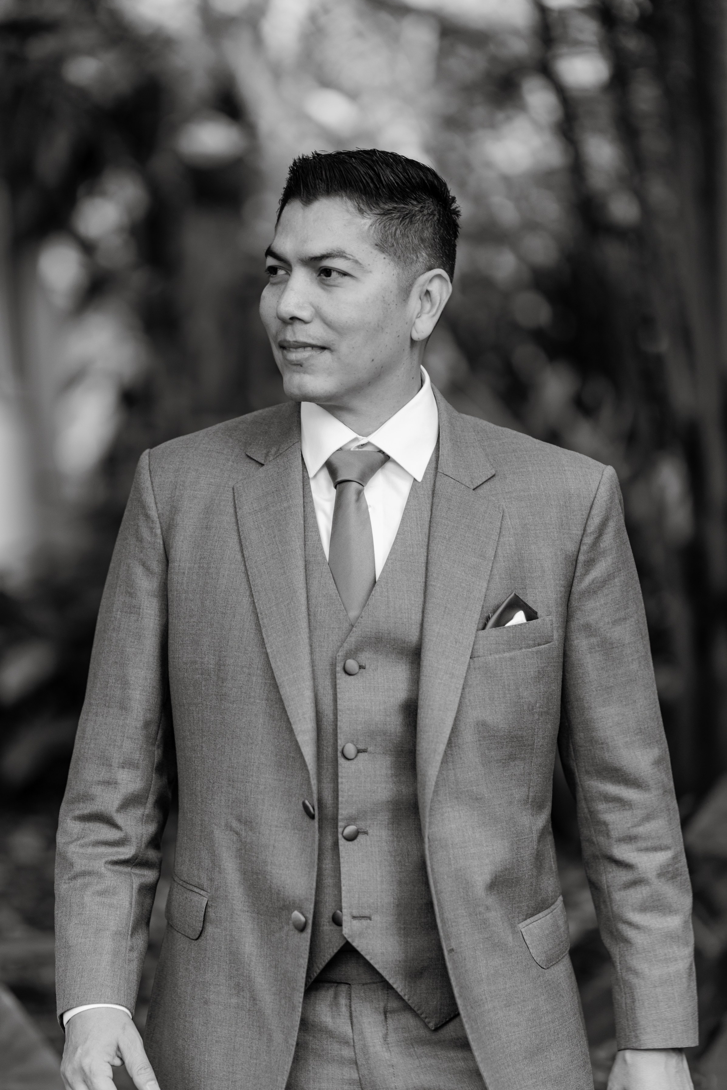 Soy José Flórez, un fotógrafo de bodas que busca capturar lo que solo les pertenece a ustedes. Quiero acercarme a su historia, observar su conexión y encontrar en cada contacto, cada gesto y cada mirada esos momentos que expresan quiénes son juntos. No solo busco tomar fotos bonitas. Quiero descubrir imágenes reales, auténticas y únicas que surjan de la forma en que se aman, sienten y viven este momento. Ustedes viven la historia; yo estoy ahí para observarla, documentarla y convertirla en fotografías que, con el tiempo, les permitirán revivirla.