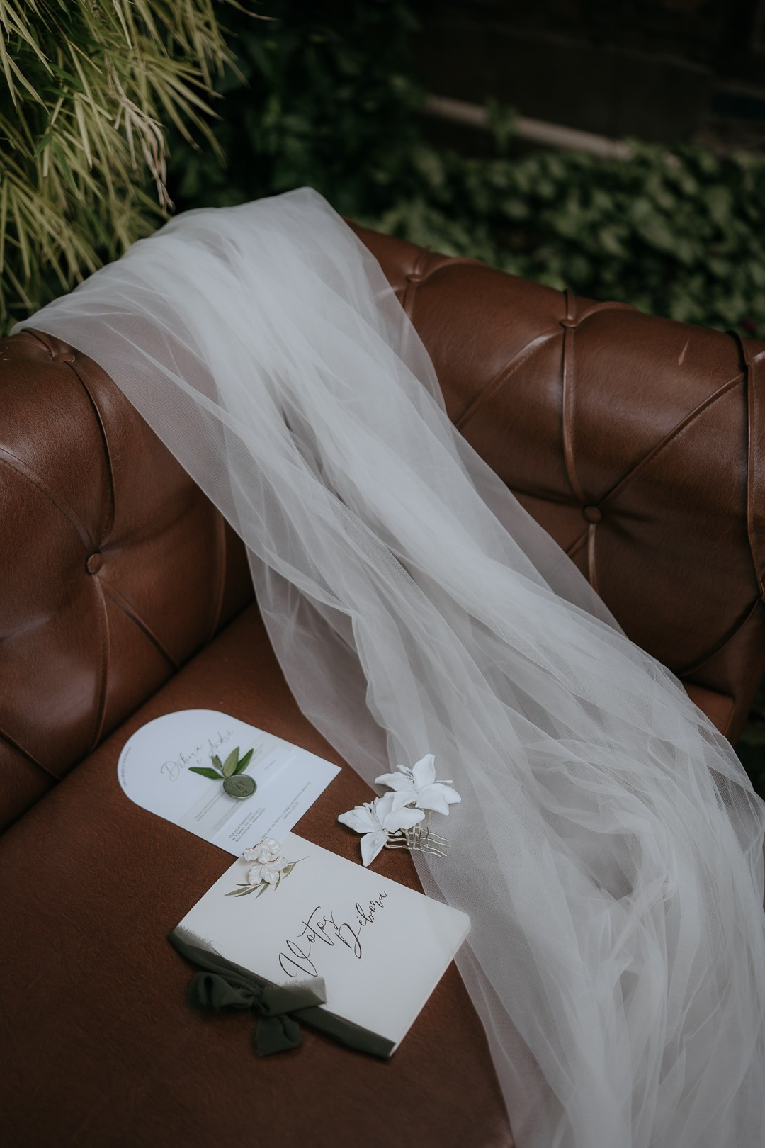 Débora e André celebraram um casamento inesquecível no Vila Rica Pampulha em Belo Horizonte com cobertura documental da Edu e Josi Fotografia ao pôr do sol.