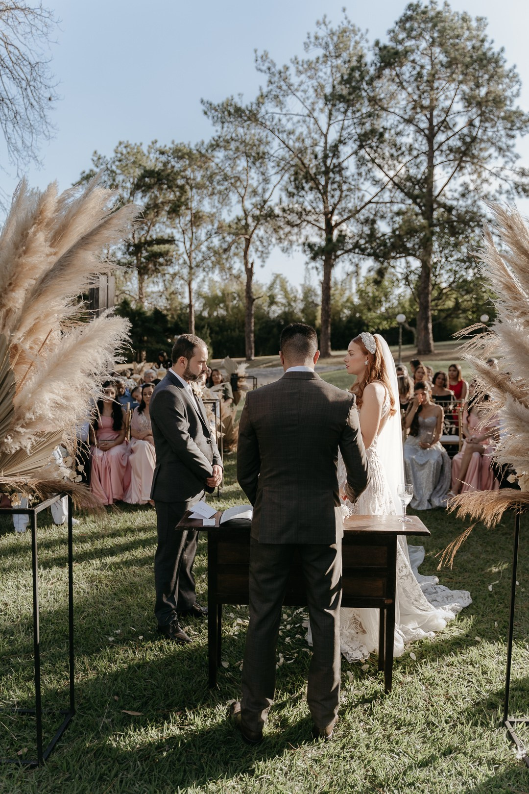 Vivian e Paulo disseram sim em um casamento boho folk no Espaço Bodocó, em Betim, marcado por momentos espontâneos e emoções reais. A Edu e Josi Fotografia contou tudo através da fotografia documental.
